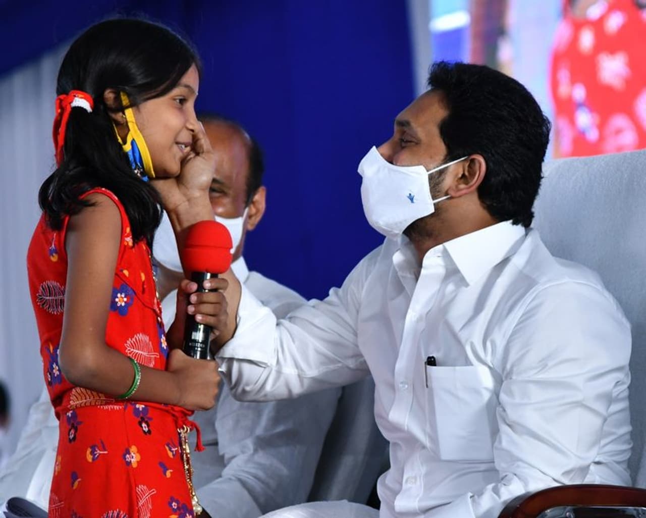 <p style="text align: justify;">షేక్ తస్లీం, నాలుగో తరగతి విద్యార్ధి మాట్లాడుతూ.. మన జగన్ మామయ్య ముఖ్యమంత్రి అయ్యాక, విద్యకు సంబంధించి చాలా పథకాలు ప్రవేశపెట్టారు. వాటిలో భాగంగా అమ్మఒడి, జగనన్న గోరుముద్ద, నాడు–నేడు మరి ఈ రోజు జగనన్న విద్యా కానుక.<br /> </p> <p style="text align: justify;">షేక్ తస్లీం, నాలుగో తరగతి విద్యార్ధి మాట్లాడుతూ.. మన జగన్ మామయ్య ముఖ్యమంత్రి అయ్యాక, విద్యకు సంబంధించి చాలా పథకాలు ప్రవేశపెట్టారు. వాటిలో భాగంగా అమ్మఒడి, జగనన్న గోరుముద్ద, నాడు–నేడు మరి ఈ రోజు జగనన్న విద్యా కానుక.<br /> </p>