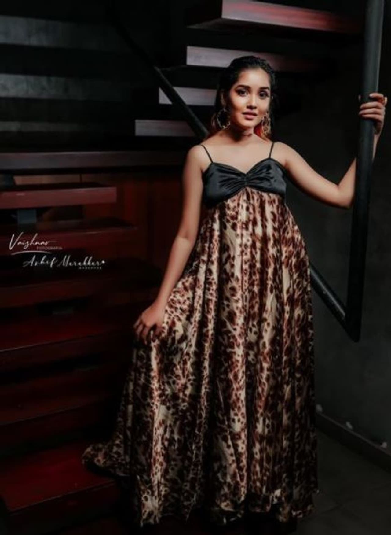 <h2> </h2><p>2010ல் ‘கதை தொடருன்னு’ என்ற மலையாளப்படத்தில் குழந்தை நட்சத்திரமாக அறிமுகமான அனிகா, 2015ல் கவுதம் மேனனும் அஜீத்தும் இணைந்த ‘என்னை அறிந்தால்’ படத்தின் மூலம் அஜீத் மகளாகவே அறிமுகமானார். </p> <h2> </h2><p>2010ல் ‘கதை தொடருன்னு’ என்ற மலையாளப்படத்தில் குழந்தை நட்சத்திரமாக அறிமுகமான அனிகா, 2015ல் கவுதம் மேனனும் அஜீத்தும் இணைந்த ‘என்னை அறிந்தால்’ படத்தின் மூலம் அஜீத் மகளாகவே அறிமுகமானார். </p>