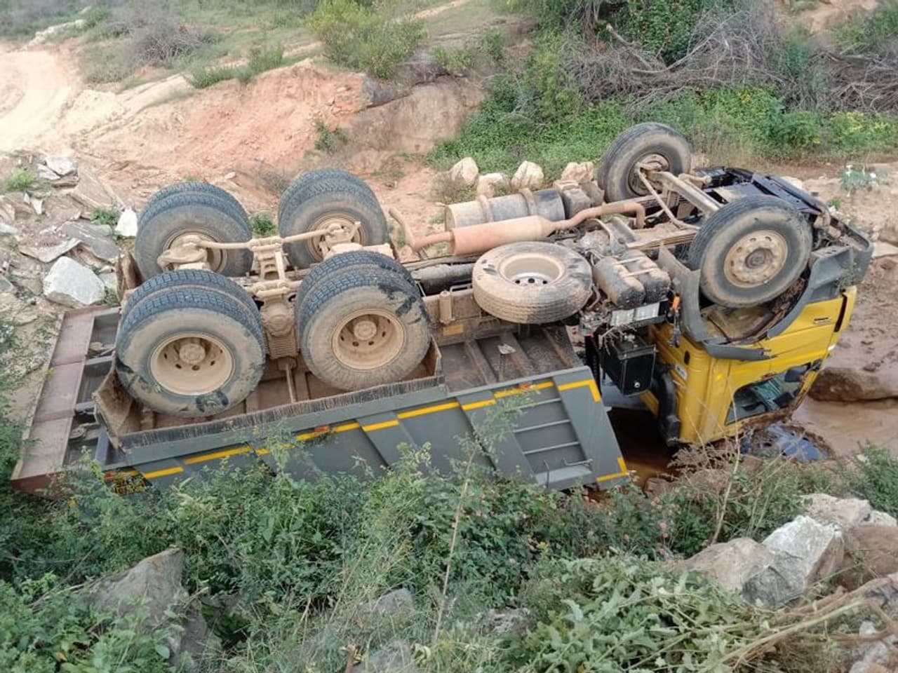 <p> <br /> ಭೀಕರ ಅಪಘಾತ : ಪವಾಡ ಸದೃಶವಾಗಿ ಪಾರಾದ್ರು ಚಾಲಕ</p> <p> <br /> ಭೀಕರ ಅಪಘಾತ : ಪವಾಡ ಸದೃಶವಾಗಿ ಪಾರಾದ್ರು ಚಾಲಕ</p>