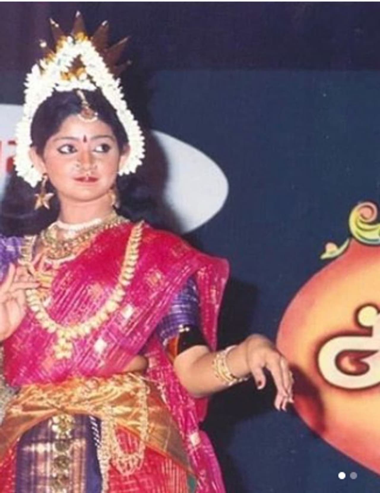 <p>സിനിമയില് സജീവമല്ലെങ്കിലും ദിവ്യാ ഉണ്ണി ഷെയര് ചെയ്യുന്ന ഫോട്ടോകള് സമൂഹമാധ്യമങ്ങളിൽ തരംഗമാകാറുണ്ട്. പണ്ടത്തെ ഒരു സ്റ്റേജ് ഷോയിൽ ഇന്ദ്രൻസിനൊപ്പമുള്ള ചിത്രമാണ് ദിവ്യ ഇപ്പോൾ പങ്കുവച്ചിരിക്കുന്നത്.(courtesy Instagram photos)</p> <p>സിനിമയില് സജീവമല്ലെങ്കിലും ദിവ്യാ ഉണ്ണി ഷെയര് ചെയ്യുന്ന ഫോട്ടോകള് സമൂഹമാധ്യമങ്ങളിൽ തരംഗമാകാറുണ്ട്. പണ്ടത്തെ ഒരു സ്റ്റേജ് ഷോയിൽ ഇന്ദ്രൻസിനൊപ്പമുള്ള ചിത്രമാണ് ദിവ്യ ഇപ്പോൾ പങ്കുവച്ചിരിക്കുന്നത്.(courtesy Instagram photos)</p>