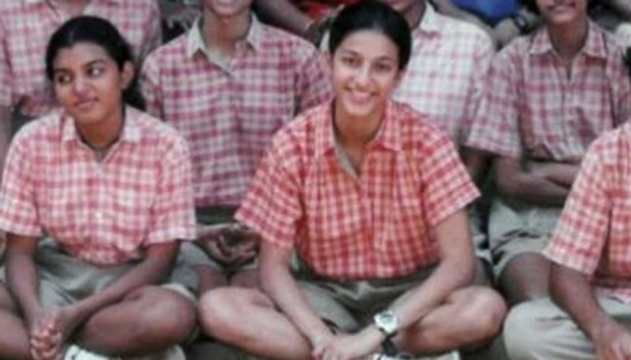 <p>బాలీవుడ్ బ్యూటీ శృతిహాసన్ తాజాగా తన చిన్ననాటి ఫొటోలను తన ట్విట్టర్ అకౌంట్ లో పోస్ట్ చేసి అభిమానులను ఆశ్చర్యానికి గురి చేసింది. </p> <p>బాలీవుడ్ బ్యూటీ శృతిహాసన్ తాజాగా తన చిన్ననాటి ఫొటోలను తన ట్విట్టర్ అకౌంట్ లో పోస్ట్ చేసి అభిమానులను ఆశ్చర్యానికి గురి చేసింది. </p>