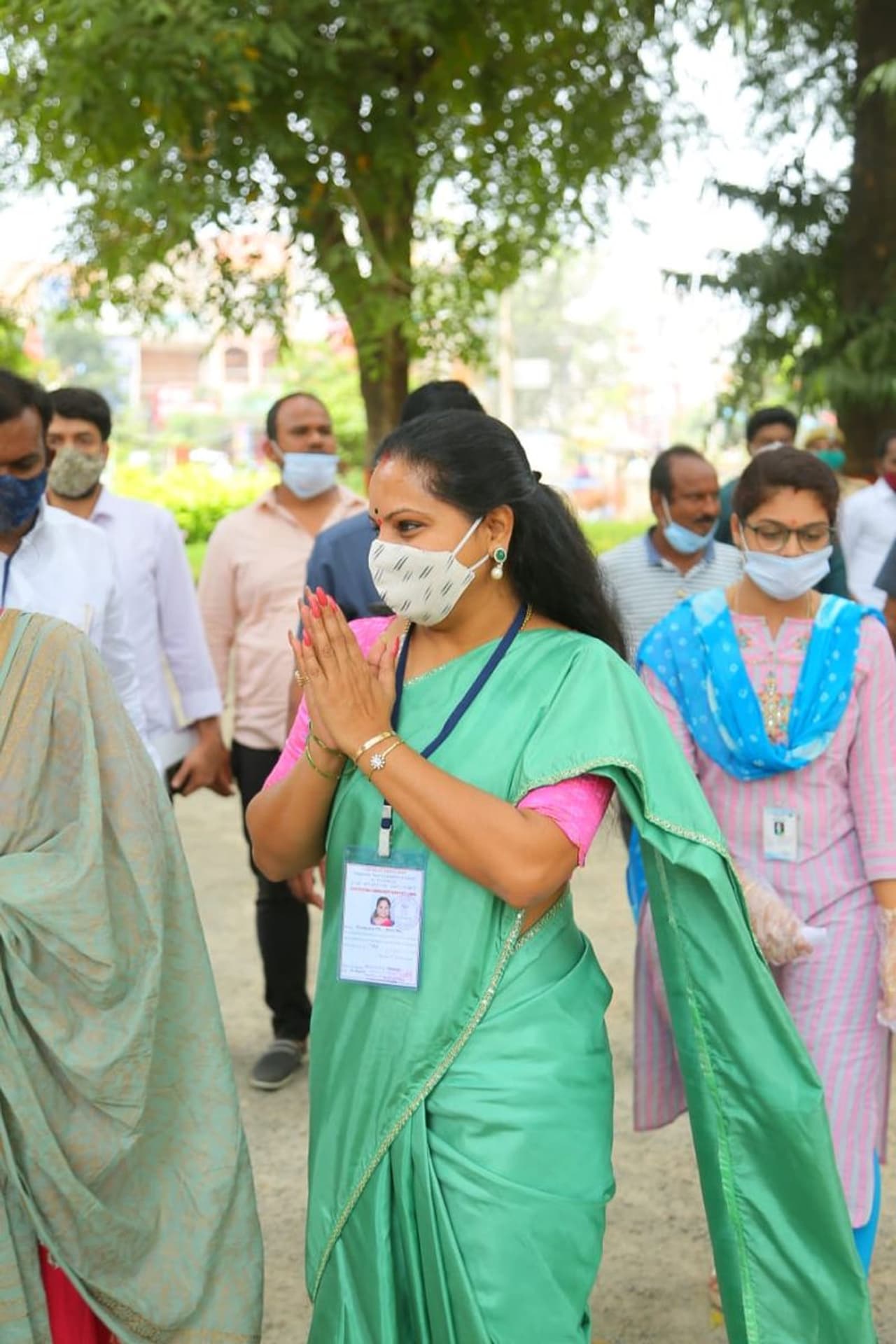 <p>నిజామాబాద్ ఎమ్మెల్సీ ఉప ఎన్నికల సందర్భంగా టీఆర్ఎస్ అభ్యర్థి కల్వకుంట్ల కవిత కామారెడ్డి లో పర్యటించారు. కామారెడ్డి ఎమ్మెల్యే గంప గోవర్ధన్ తో కలిసి స్థానికంగా పోలింగ్ సరళిని పరిశీలించారు.</p> <p>నిజామాబాద్ ఎమ్మెల్సీ ఉప ఎన్నికల సందర్భంగా టీఆర్ఎస్ అభ్యర్థి కల్వకుంట్ల కవిత కామారెడ్డి లో పర్యటించారు. కామారెడ్డి ఎమ్మెల్యే గంప గోవర్ధన్ తో కలిసి స్థానికంగా పోలింగ్ సరళిని పరిశీలించారు.</p>