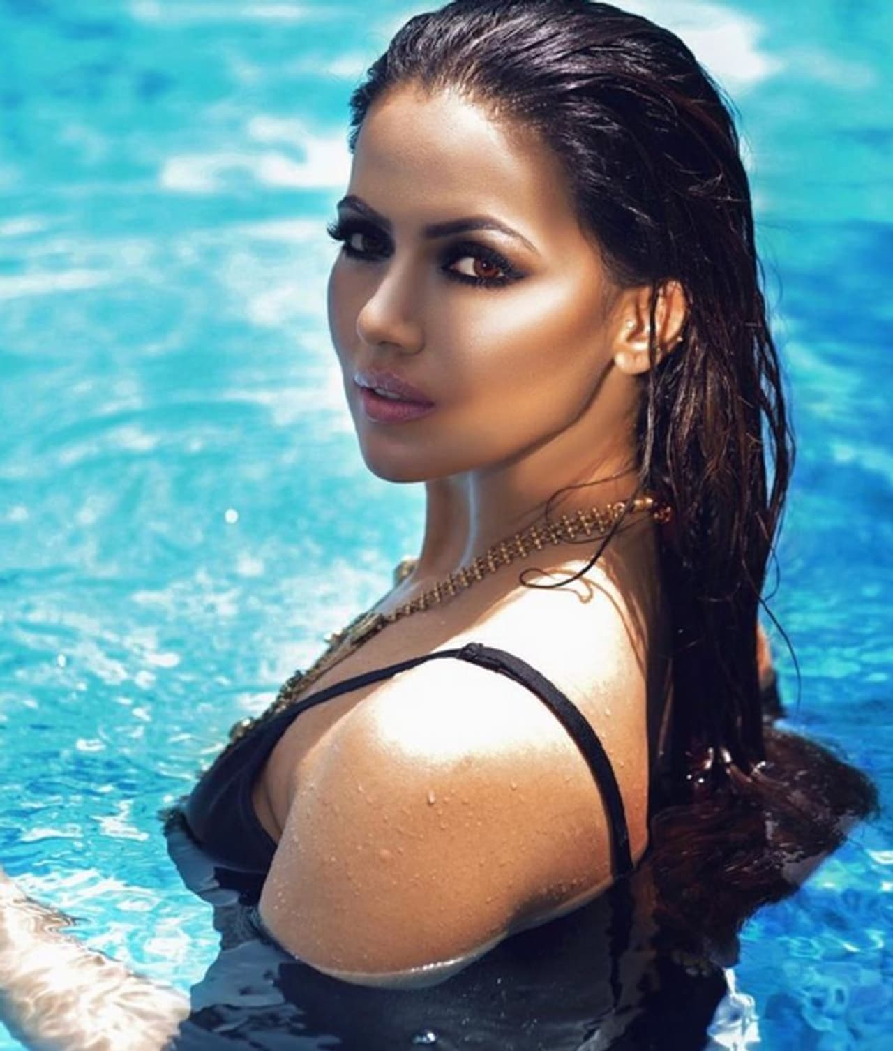 <p style="text align: justify;"><br />బాలీవుడ్ హీరోయిన్ సనా ఖాన్ షాకింగ్ నిర్ణయం తీసుకుంది. ఆమె ఇక సినిమాలలో నటించను అంటూ ప్రకటన విడుదల చేసింది. ఆమె అభిమానులు దీనితో ఖంగు తిన్నారు. ఇదేమి నిర్ణయం అంటూ నిట్టూర్పు కారుస్తున్నారు. ఐతే సనా ఈ నిర్ణయం వెనుక కారణాలు వింటే ఎవరికైనా మతి పోవాల్సిందే </p> <p style="text align: justify;"><br />బాలీవుడ్ హీరోయిన్ సనా ఖాన్ షాకింగ్ నిర్ణయం తీసుకుంది. ఆమె ఇక సినిమాలలో నటించను అంటూ ప్రకటన విడుదల చేసింది. ఆమె అభిమానులు దీనితో ఖంగు తిన్నారు. ఇదేమి నిర్ణయం అంటూ నిట్టూర్పు కారుస్తున్నారు. ఐతే సనా ఈ నిర్ణయం వెనుక కారణాలు వింటే ఎవరికైనా మతి పోవాల్సిందే </p>