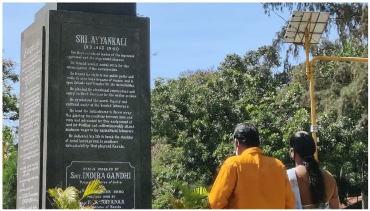 <p>വാളയാര് പെൺകുട്ടികൾക്ക് നീതി ഉറപ്പാക്കുന്ന കാര്യത്തിൽ സംസ്ഥാന സര്ക്കാര് പൂര്ണമായും പരാജയപ്പെട്ടെന്ന് പ്രതിപക്ഷ നേതാവ് രമേശ് ചെന്നിത്തല. എന്തുകൊണ്ട് പുനരന്വേഷണം നടത്തുന്നില്ല? ഉദ്യോഗസ്ഥര്ക്കെതിരെ നടപടി എടുക്കാൻ സര്ക്കാര് മടിക്കുകയാണ്. വാളയാര് പെൺകുട്ടികളുടെ കുടുംബത്തെ മുഖ്യമന്ത്രി വഞ്ചിക്കുകയാണ് ചെയ്തതെന്നും പ്രതിപക്ഷ നേതാവ് ആരോപിച്ചു. </p> <p>വാളയാര് പെൺകുട്ടികൾക്ക് നീതി ഉറപ്പാക്കുന്ന കാര്യത്തിൽ സംസ്ഥാന സര്ക്കാര് പൂര്ണമായും പരാജയപ്പെട്ടെന്ന് പ്രതിപക്ഷ നേതാവ് രമേശ് ചെന്നിത്തല. എന്തുകൊണ്ട് പുനരന്വേഷണം നടത്തുന്നില്ല? ഉദ്യോഗസ്ഥര്ക്കെതിരെ നടപടി എടുക്കാൻ സര്ക്കാര് മടിക്കുകയാണ്. വാളയാര് പെൺകുട്ടികളുടെ കുടുംബത്തെ മുഖ്യമന്ത്രി വഞ്ചിക്കുകയാണ് ചെയ്തതെന്നും പ്രതിപക്ഷ നേതാവ് ആരോപിച്ചു. </p>