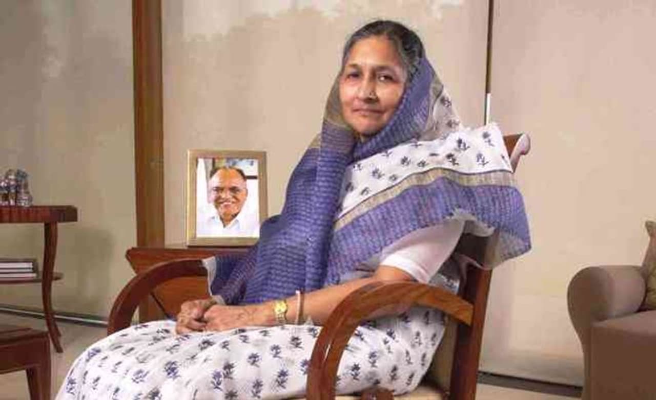 <p>సావిత్రి దేవి జిందాల్ మహిళల్లో అగ్రస్థానంలో ఉన్నారు: ఫోర్బ్స్ ఇండియా ప్రకారం జిందాల్ గ్రూప్ ఛైర్మన్ సావిత్రి దేవి జిందాల్ దేశంలోని మహిళల్లోఅత్యంత ధనవంతురాలు. ఫోర్బ్స్ ప్రకారం సావిత్రి జిందాల్ సంపద 6.6 బిలియన్ డాలర్లు. 100 మంది ధనవంతుల జాబితాలో సావిత్రి జిందాల్ 19వ స్థానంలో ఉంది. సావిత్రి జిందాల్ సంపద గత సంవత్సరంలో 0.8 బిలియన్ డాలర్లు పెరిగింది. గత సంవత్సరం, ఫోర్బ్స్ రిచ్ ఇండియన్స్ జాబితాలో సావిత్రి జిందాల్ 5.8 బిలియన్ డాలర్ల నికర విలువతో 20వ స్థానంలో నిలిచింది.<br /> </p> <p>సావిత్రి దేవి జిందాల్ మహిళల్లో అగ్రస్థానంలో ఉన్నారు: ఫోర్బ్స్ ఇండియా ప్రకారం జిందాల్ గ్రూప్ ఛైర్మన్ సావిత్రి దేవి జిందాల్ దేశంలోని మహిళల్లోఅత్యంత ధనవంతురాలు. ఫోర్బ్స్ ప్రకారం సావిత్రి జిందాల్ సంపద 6.6 బిలియన్ డాలర్లు. 100 మంది ధనవంతుల జాబితాలో సావిత్రి జిందాల్ 19వ స్థానంలో ఉంది. సావిత్రి జిందాల్ సంపద గత సంవత్సరంలో 0.8 బిలియన్ డాలర్లు పెరిగింది. గత సంవత్సరం, ఫోర్బ్స్ రిచ్ ఇండియన్స్ జాబితాలో సావిత్రి జిందాల్ 5.8 బిలియన్ డాలర్ల నికర విలువతో 20వ స్థానంలో నిలిచింది.<br /> </p>