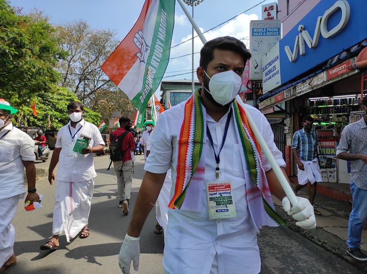 <p>ഇന്ന് രാവിലെ ആലുവയിലെ അദ്വൈതാശ്രമത്തില് നിന്നാണ് സ്വാഭിമാന യാത്ര ആരംഭിച്ചത്. </p> <p>ഇന്ന് രാവിലെ ആലുവയിലെ അദ്വൈതാശ്രമത്തില് നിന്നാണ് സ്വാഭിമാന യാത്ര ആരംഭിച്ചത്. </p>