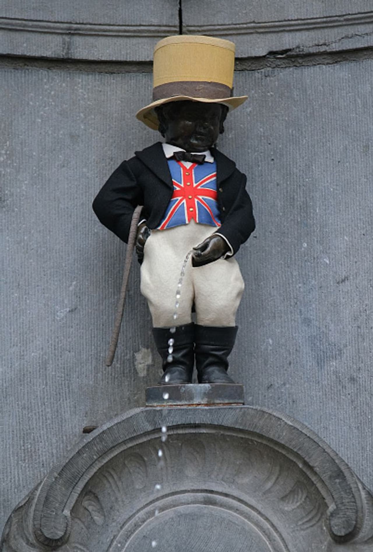 <p>మగవాళ్లు నిలుచుని, ఆడవాళ్లు కూర్చుని చేసే పనేంటో తెలుసా? వెంటనే ఏదేదో ఊహించేసుకోకండి. ఆ పని మూత్రవిసర్జన. ఎక్కడ పడితే అక్కడ నిలబడి మూత్రవిసర్జన చేయడం మగవారికి అలవాటు. వారి టాయిలెట్స్ కూడా నిల్చుని పోయడానికి అనువుగా తయారు చేయబడ్డాయి.&nbsp;</p>