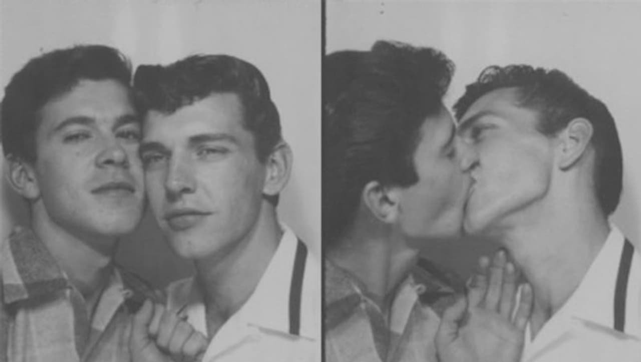 <p><strong>ഫോട്ടോ ബൂത്ത് പ്രണയം: </strong>ഏകദേശം 1953 ൽ എടുത്ത ഈ ഫോട്ടോ ഒരു ബൂത്തിൽ വച്ചെടുത്തതാണ്. അവർക്ക് സുരക്ഷിതമായി ചുംബിക്കാനും സ്നേഹിക്കാനും കഴിയുന്ന ചുരുക്കം സ്ഥലങ്ങളിൽ ഒന്ന്. റോയൽ കനേഡിയൻ വ്യോമസേനയിൽ സേവനമനുഷ്ഠിച്ച മാട്ടചൈൻ സൊസൈറ്റി (ആദ്യകാല സ്വവർഗ്ഗാനുരാഗ സംഘടന) അംഗമായ ജോസഫ് ജോൺ ബെർട്രണ്ടാണ് വലതുവശത്ത് നിൽക്കുന്നത്. </p> <p><strong>ഫോട്ടോ ബൂത്ത് പ്രണയം: </strong>ഏകദേശം 1953 ൽ എടുത്ത ഈ ഫോട്ടോ ഒരു ബൂത്തിൽ വച്ചെടുത്തതാണ്. അവർക്ക് സുരക്ഷിതമായി ചുംബിക്കാനും സ്നേഹിക്കാനും കഴിയുന്ന ചുരുക്കം സ്ഥലങ്ങളിൽ ഒന്ന്. റോയൽ കനേഡിയൻ വ്യോമസേനയിൽ സേവനമനുഷ്ഠിച്ച മാട്ടചൈൻ സൊസൈറ്റി (ആദ്യകാല സ്വവർഗ്ഗാനുരാഗ സംഘടന) അംഗമായ ജോസഫ് ജോൺ ബെർട്രണ്ടാണ് വലതുവശത്ത് നിൽക്കുന്നത്. </p>