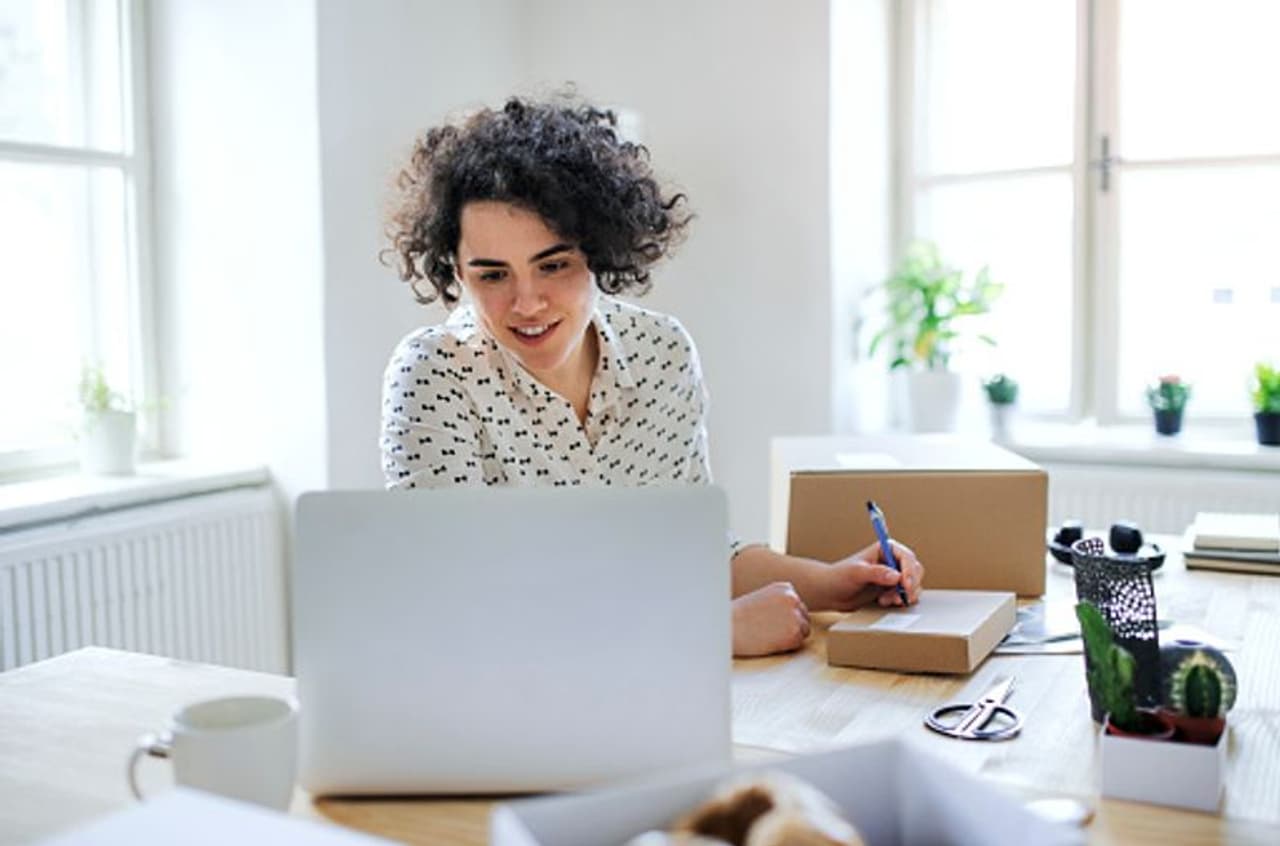 <p>ವ್ಯವಹಾರಗಳು ಹಿಂದೆಂದಿಗಿಂತಲೂ ಅಭಿವೃದ್ಧಿ ಹೊಂದಲು ಡಿಜಿಟಲ್ ಮಾಧ್ಯಮವನ್ನು ಬಳಸುತ್ತಿದ್ದರೆ, ಆನ್ಲೈನ್ ಜಗತ್ತು ಡಿಜಿಟಲ್ ಸೊಲೊಪ್ರೆನಿಯರ್ಗಳ ಹೊಸ ತಳಿಯನ್ನು ಹುಟ್ಟುಹಾಕಿದೆ. ಹಾಗಿದ್ದರೆ ಮತ್ತೇಕೆ ತಡ ಇಂದಿನಿಂದಲೇ ಹೊಸ ಕೆಲಸವನ್ನು ಮನೆಯಲ್ಲಿಯೇ ಕುಳಿತು ಆರಂಭಿಸಿ..&nbsp;</p>