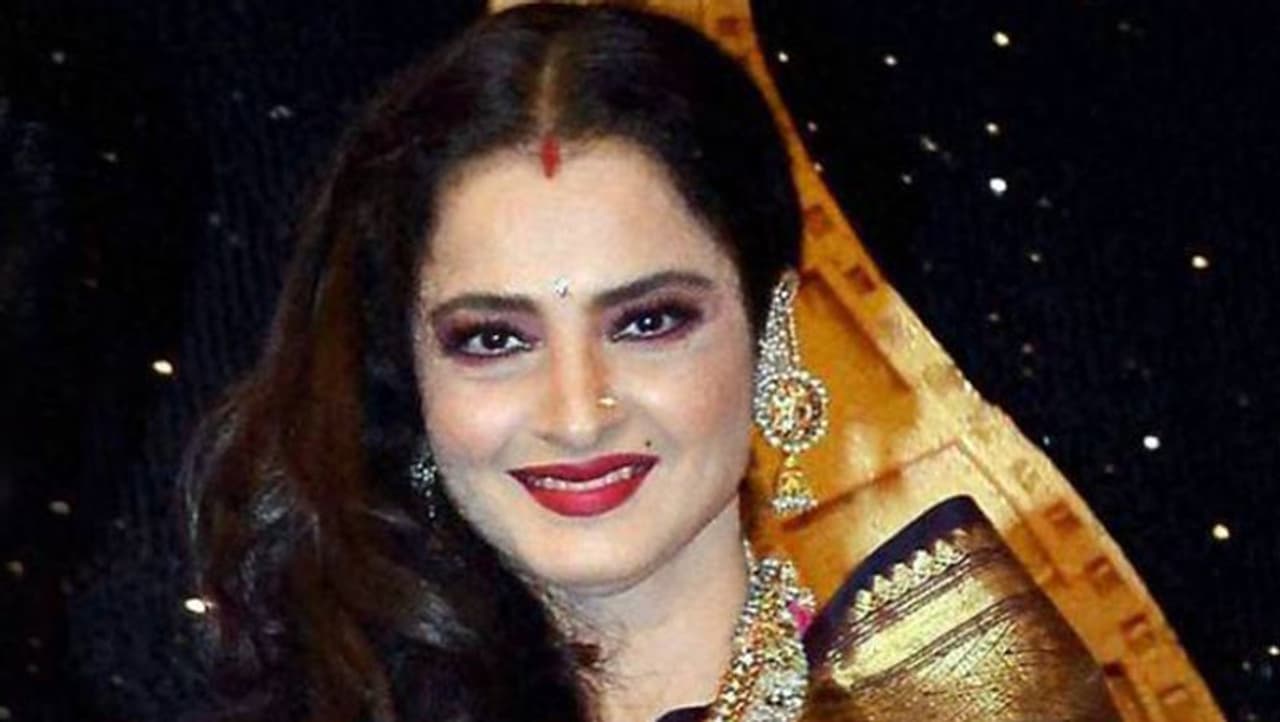 <p>ಎವರ್ಗ್ರೀನ್ ಬ್ಯೂಟಿ ರೇಖಾರ ಜೀವನ ತುಂಬಾ ಇಂಟರೆಸ್ಟಿಂಗ್ ಜೊತೆ ರಹಸ್ಯಮಯ ಕೂಡ ಹೌದು.</p> <p>ಎವರ್ಗ್ರೀನ್ ಬ್ಯೂಟಿ ರೇಖಾರ ಜೀವನ ತುಂಬಾ ಇಂಟರೆಸ್ಟಿಂಗ್ ಜೊತೆ ರಹಸ್ಯಮಯ ಕೂಡ ಹೌದು.</p>