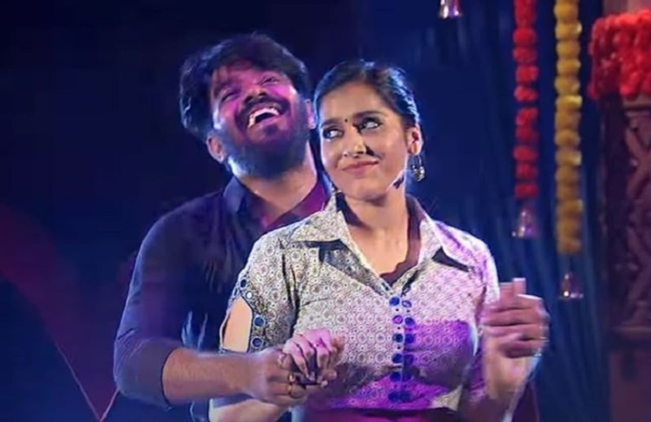 <p style="text align: justify;">సుధీర్ మరియు రష్మీ బుల్లి తెర హిట్ పెయిర్ గా ఉన్నారు. వీరిద్దరూ కలిసి చేసే ప్రతి షో ప్రేక్షకాదరణ పొందుతుంది. ఆన్ స్క్రీన్ పై వీరి రొమాన్స్ గురించి అందరికీ తెలిసిందే. సుధీర్ రష్మీ అంటే ముచ్చటైన జంటని అందరూ అంటారు.</p> <p style="text align: justify;">సుధీర్ మరియు రష్మీ బుల్లి తెర హిట్ పెయిర్ గా ఉన్నారు. వీరిద్దరూ కలిసి చేసే ప్రతి షో ప్రేక్షకాదరణ పొందుతుంది. ఆన్ స్క్రీన్ పై వీరి రొమాన్స్ గురించి అందరికీ తెలిసిందే. సుధీర్ రష్మీ అంటే ముచ్చటైన జంటని అందరూ అంటారు.</p>