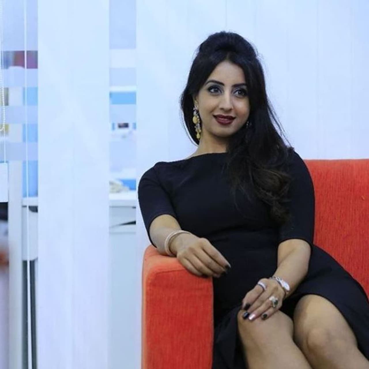 <p>'ಗಂಡ ಹೆಂಡತಿ' ಚಿತ್ರದ ಮೂಲಕ ಕನ್ನಡ ಚಿತ್ರರಂಗಕ್ಕೆ ಎಂಟ್ರಿ ಕೊಟ್ಟ ಸಂಜನಾ ಕೆಲವು ವರ್ಷಗಳ ನಂತರ ಚಿತ್ರದ ಹೆಸರು ಕೇಳಿದರೆ ಸಾಕು ಉರಿದು ಬೀಳುತ್ತಿದ್ದರು. ಅದರಲ್ಲಿ ತೋರಿಸಲಾದ ಆಪ್ತತೆಯ ಸನ್ನಿವೇಶಗಳನ್ನು ಧಿಕ್ಕರಿಸಲು ಪ್ರಾರಂಭಿಸಿ ಕಾಂಟ್ರೋವರ್ಸಿ ಮಾಡಿಕೊಂಡರು.</p> <p>'ಗಂಡ ಹೆಂಡತಿ' ಚಿತ್ರದ ಮೂಲಕ ಕನ್ನಡ ಚಿತ್ರರಂಗಕ್ಕೆ ಎಂಟ್ರಿ ಕೊಟ್ಟ ಸಂಜನಾ ಕೆಲವು ವರ್ಷಗಳ ನಂತರ ಚಿತ್ರದ ಹೆಸರು ಕೇಳಿದರೆ ಸಾಕು ಉರಿದು ಬೀಳುತ್ತಿದ್ದರು. ಅದರಲ್ಲಿ ತೋರಿಸಲಾದ ಆಪ್ತತೆಯ ಸನ್ನಿವೇಶಗಳನ್ನು ಧಿಕ್ಕರಿಸಲು ಪ್ರಾರಂಭಿಸಿ ಕಾಂಟ್ರೋವರ್ಸಿ ಮಾಡಿಕೊಂಡರು.</p>