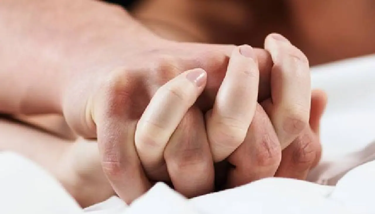 <p>പൊതുവഴിയിൽ ശാരീരിക ബന്ധത്തിലേർപ്പെട്ടവരെയാണ് അപ്രതീക്ഷിതമായി അവിടെയെത്തിയ കാതറിൻ കണ്ടത്.&nbsp;</p>