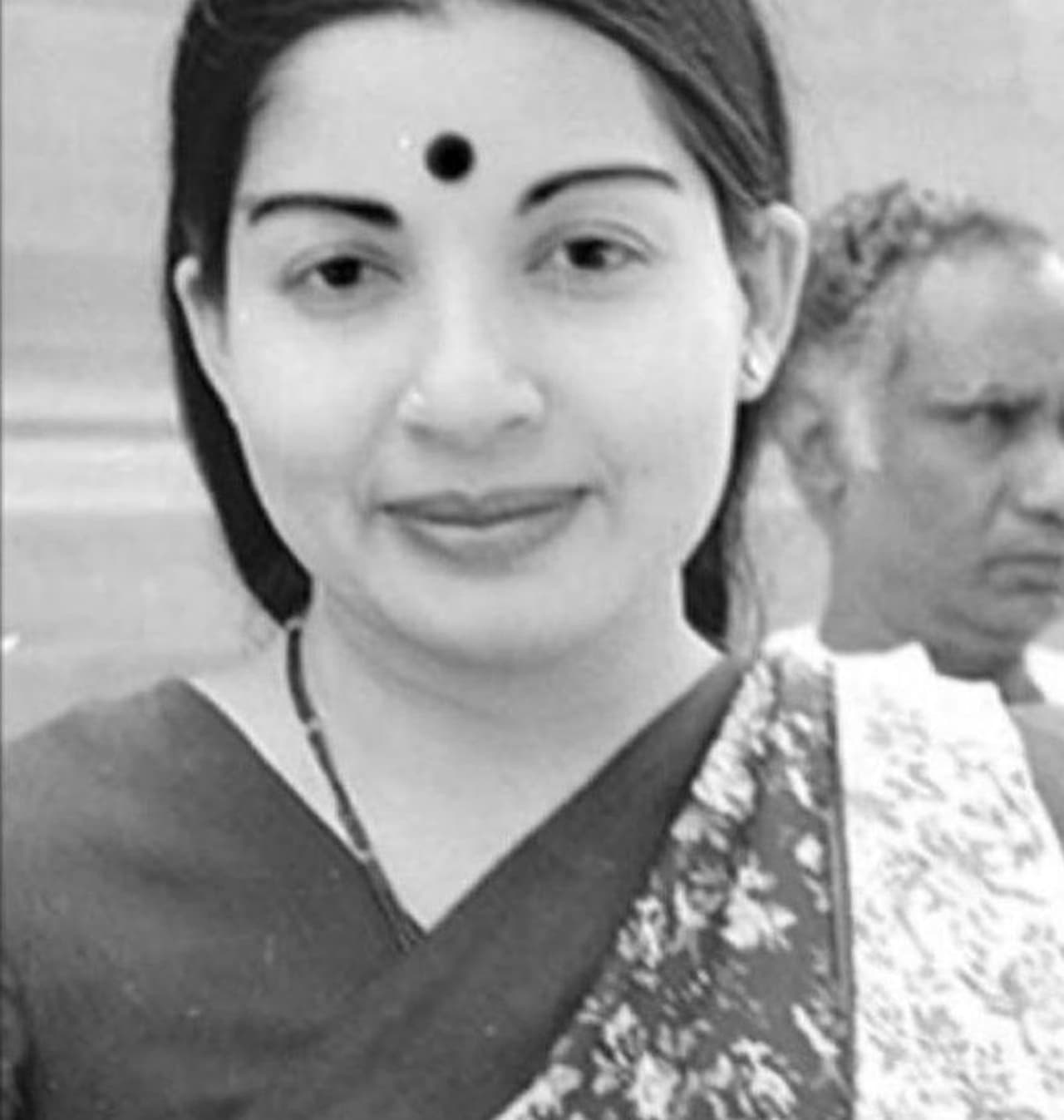 <p>అలనాటి మేటి నటి, తమిళనాడు మాజీ సీఎం జయలలిత జీవితం ఆధారంగా `తలైవి` బయోపిక్ రూపొందుతున్న విషయం తెలిసిందే. ఏ.ఎల్ విజయ్ దర్శకత్వం వహిస్తున్న ఈ సినిమాలో `తలైవి`గా బాలీవుడ్ ఫైర్ బ్రాండ్ కంగనా రనౌత్ నటిస్తుంది. </p> <p>అలనాటి మేటి నటి, తమిళనాడు మాజీ సీఎం జయలలిత జీవితం ఆధారంగా `తలైవి` బయోపిక్ రూపొందుతున్న విషయం తెలిసిందే. ఏ.ఎల్ విజయ్ దర్శకత్వం వహిస్తున్న ఈ సినిమాలో `తలైవి`గా బాలీవుడ్ ఫైర్ బ్రాండ్ కంగనా రనౌత్ నటిస్తుంది. </p>