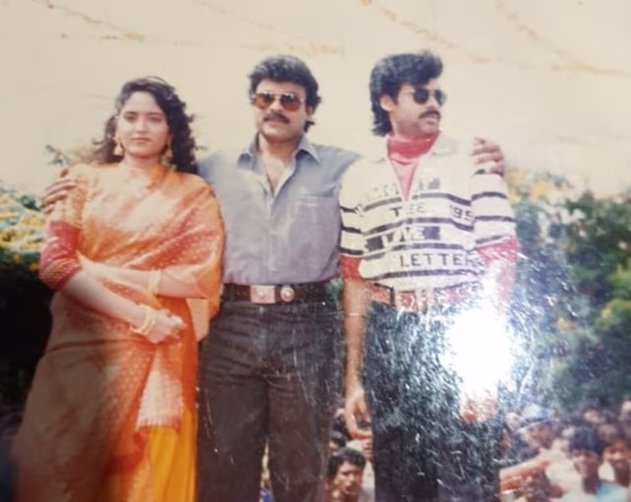 <p>మెగాస్టార్‌ చిరంజీవి తమ్ముడిగా పవన్‌ కళ్యాణ్‌ని హీరోగా పరిచయం చేస్తూ `అక్కడ అమ్మాయి ఇక్కడ అబ్బాయి` చిత్రాన్ని రూపొందించారు.&nbsp;<br />&nbsp;</p>