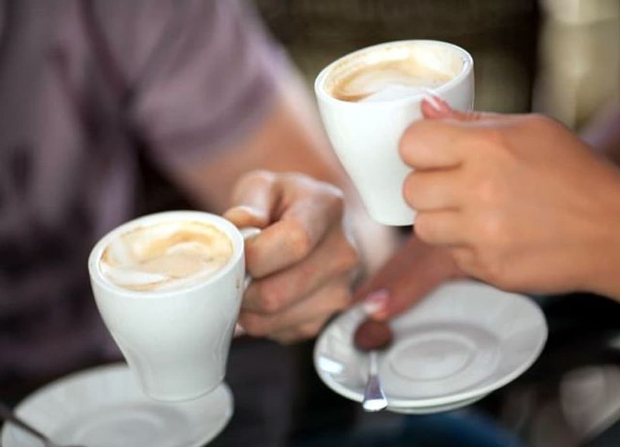 <p style="text align: justify;">ಚಹಾವನ್ನು ಮತ್ತೆ ಬಿಸಿ ಮಾಡುವ ಅಪಾಯಗಳ ಬಗ್ಗೆ ನಮ್ಮಲ್ಲಿ ಅನೇಕರಿಗೆ ತಿಳಿದಿದೆ. ಆದರೆ ಅದನ್ನು ಎಸೆಯುವುದು ವ್ಯರ್ಥವೆಂದು ತೋರುತ್ತದೆ! ಹಾಗಾದರೆ ನೀವು ಏನು ಮಾಡಬೇಕು? ಪುನಃ ಕಾಯಿಸಿದಾಗ ಚಹಾಕ್ಕೆ ಏನಾಗುತ್ತದೆ ಮತ್ತು ಚಹಾವನ್ನು ಮತ್ತೆ ಕಾಯಿಸುವುದನ್ನು ನೀವು ಏಕೆ ತಪ್ಪಿಸಬೇಕು.</p> <p style="text align: justify;">ಚಹಾವನ್ನು ಮತ್ತೆ ಬಿಸಿ ಮಾಡುವ ಅಪಾಯಗಳ ಬಗ್ಗೆ ನಮ್ಮಲ್ಲಿ ಅನೇಕರಿಗೆ ತಿಳಿದಿದೆ. ಆದರೆ ಅದನ್ನು ಎಸೆಯುವುದು ವ್ಯರ್ಥವೆಂದು ತೋರುತ್ತದೆ! ಹಾಗಾದರೆ ನೀವು ಏನು ಮಾಡಬೇಕು? ಪುನಃ ಕಾಯಿಸಿದಾಗ ಚಹಾಕ್ಕೆ ಏನಾಗುತ್ತದೆ ಮತ್ತು ಚಹಾವನ್ನು ಮತ್ತೆ ಕಾಯಿಸುವುದನ್ನು ನೀವು ಏಕೆ ತಪ್ಪಿಸಬೇಕು.</p>