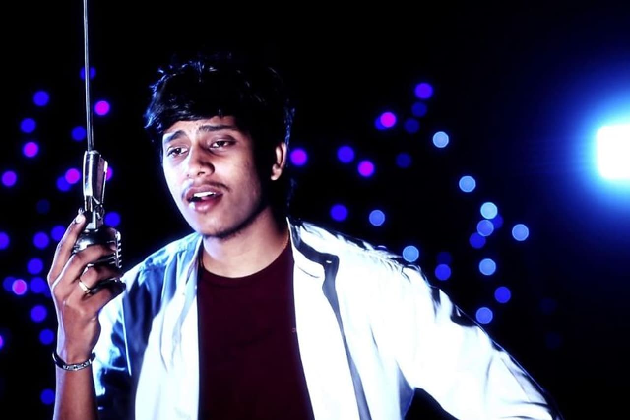 <p>యశస్వి ఇప్పుడిప్పుడే సింగర్గా పేరు తెచ్చుకుంటున్నాడు. ఇటీవల విశాఖపట్నంలో జరిగిన ఈవెంట్లో పాటలు పాడి అలరించారు. మంచి పేరు తెచ్చుకున్నాడు.</p> <p>యశస్వి ఇప్పుడిప్పుడే సింగర్గా పేరు తెచ్చుకుంటున్నాడు. ఇటీవల విశాఖపట్నంలో జరిగిన ఈవెంట్లో పాటలు పాడి అలరించారు. మంచి పేరు తెచ్చుకున్నాడు.</p>