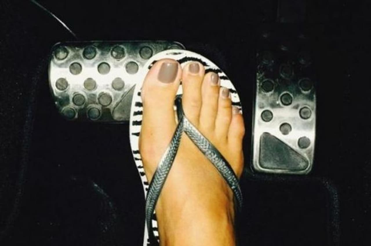 <p>ബ്രേക്ക് ചവിട്ടുമ്പോഴെല്ലാം ക്ലച്ച് അമര്ത്തുന്ന ശീലം തെറ്റാണെന്നാണ് വിദഗ്ധര് പറയുന്നത്. കാരണം ഇത് കാറിന്റെ ആരോഗ്യത്തെ ബാധിക്കും. </p> <p>ബ്രേക്ക് ചവിട്ടുമ്പോഴെല്ലാം ക്ലച്ച് അമര്ത്തുന്ന ശീലം തെറ്റാണെന്നാണ് വിദഗ്ധര് പറയുന്നത്. കാരണം ഇത് കാറിന്റെ ആരോഗ്യത്തെ ബാധിക്കും. </p>