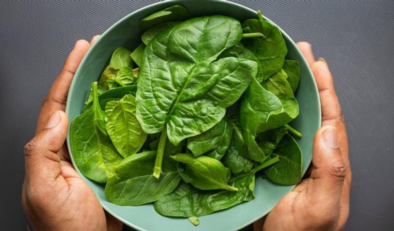 <p>&nbsp;</p><p>ചീരവര്‍ഗത്തില്‍ പെട്ട ഇലകളാണ് ഇക്കൂട്ടത്തില്‍ ഉള്‍പ്പെടുന്ന ഒരു ഭക്ഷണം. വൈറ്റമിന്‍ സി, ഫോളേറ്റ്, അയേണ്‍ എന്നിവയാല്‍ സമൃദ്ധമായതിനാല്‍ തന്നെ നമ്മെ ഊര്‍ജ്ജസ്വലരാക്കാന്‍ ഇവയ്ക്ക് കഴിയും.&nbsp;</p><p>&nbsp;</p>