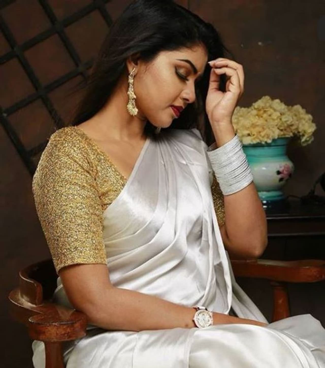 <p>விஜய் டி.வி யில் ஒளிபரப்பாகி வரும் தொடர்களிலேயே பாண்டியன் ஸ்டோர்ஸ் நெம்பர் ஒன் இடத்தை பிடித்துள்ளது. காரணம் கூட்டு குடும்பத்தை மையமாக வைத்து ஒரு எளிமையான குடும்பத்தை பற்றிய கதை என்பதால் இல்லத்தரசிகள் பலரது மனதையும் கவர்ந்துவிட்டது. </p> <p>விஜய் டி.வி யில் ஒளிபரப்பாகி வரும் தொடர்களிலேயே பாண்டியன் ஸ்டோர்ஸ் நெம்பர் ஒன் இடத்தை பிடித்துள்ளது. காரணம் கூட்டு குடும்பத்தை மையமாக வைத்து ஒரு எளிமையான குடும்பத்தை பற்றிய கதை என்பதால் இல்லத்தரசிகள் பலரது மனதையும் கவர்ந்துவிட்டது. </p>