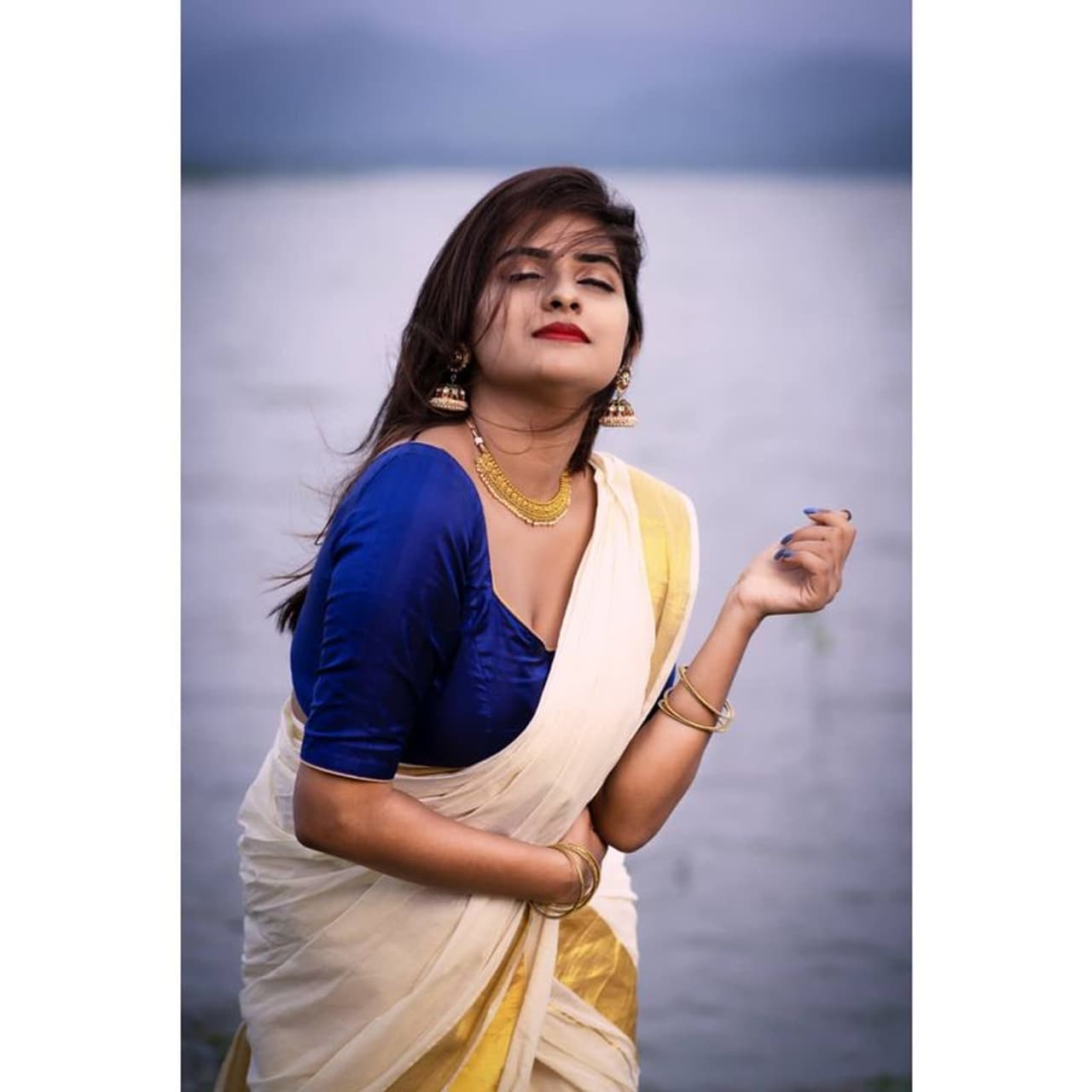 <p>സന്ദീപ് മിശ്രയാണ് ഈ മനോഹര ചിത്രങ്ങൾ പകർത്തിയിരിക്കുന്നത്. സെറ്റ് സാരിയ്ക്കൊപ്പം ജിമിക്കി കമ്മൽ കൂടി ആയപ്പോൾ അതിമനോഹരമായ ലുക്കാണ് പാർവതിക്ക് ചിത്രത്തിൽ ലഭിച്ചിരിക്കുന്നത്. (photo courtesy facebook)</p> <p>സന്ദീപ് മിശ്രയാണ് ഈ മനോഹര ചിത്രങ്ങൾ പകർത്തിയിരിക്കുന്നത്. സെറ്റ് സാരിയ്ക്കൊപ്പം ജിമിക്കി കമ്മൽ കൂടി ആയപ്പോൾ അതിമനോഹരമായ ലുക്കാണ് പാർവതിക്ക് ചിത്രത്തിൽ ലഭിച്ചിരിക്കുന്നത്. (photo courtesy facebook)</p>