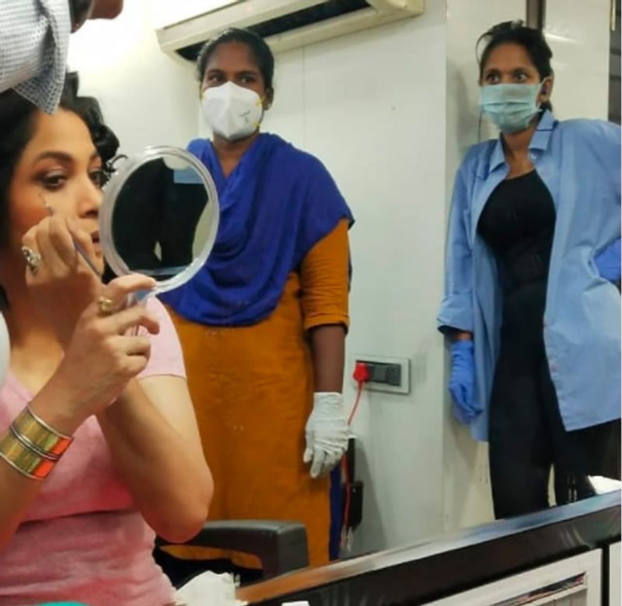 <p>ಸಿನಿಮಾ ರಂಗದಲ್ಲಿ ಅಂದೂ ಮತ್ತು ಇಂದೂ ಮಿಂಚುತ್ತಿರುವ ನಟಿಯರಲ್ಲಿ ರಮ್ಯಾ ಕೃಷ್ಣ ಕೂಡಾ ಒಬ್ಬರು.</p> <p>ಸಿನಿಮಾ ರಂಗದಲ್ಲಿ ಅಂದೂ ಮತ್ತು ಇಂದೂ ಮಿಂಚುತ್ತಿರುವ ನಟಿಯರಲ್ಲಿ ರಮ್ಯಾ ಕೃಷ್ಣ ಕೂಡಾ ಒಬ್ಬರು.</p>