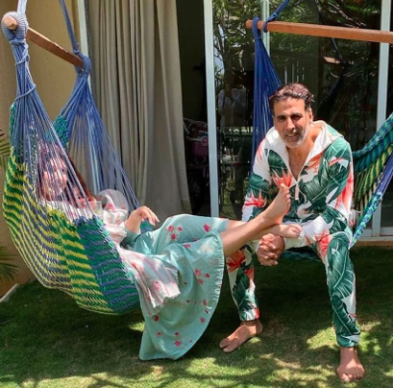 <p><strong>ಸಮುದ್ರ ತೀರದ ಬಂಗಲೆ: </strong>ಅಕ್ಷಯ್ ಕುಮಾರ್ ಹಾಗೂ ಪತ್ನಿ ಟ್ವಿಂಕಲ್ ಖನ್ನಾಗೆ ಮುಂಬೈನಲ್ಲಿ ಸುಂದರವಾದ ಮನೆ ಇದೆ. ಇದೊಂದು ಬೀಚ್ ತೀರದ ಮನೆ. ಲಿವಿಂಗ್ ರೂಂ, ಥಿಯೇಟರ್, ಡೈನಿಂಗ್ ಏರಿಯಾ, ವಾಕ್ ಇನ್ ಕ್ಲೋಸೆಟ್ ಕೂಡಾ ಇದೆ.</p> <p><strong>ಸಮುದ್ರ ತೀರದ ಬಂಗಲೆ: </strong>ಅಕ್ಷಯ್ ಕುಮಾರ್ ಹಾಗೂ ಪತ್ನಿ ಟ್ವಿಂಕಲ್ ಖನ್ನಾಗೆ ಮುಂಬೈನಲ್ಲಿ ಸುಂದರವಾದ ಮನೆ ಇದೆ. ಇದೊಂದು ಬೀಚ್ ತೀರದ ಮನೆ. ಲಿವಿಂಗ್ ರೂಂ, ಥಿಯೇಟರ್, ಡೈನಿಂಗ್ ಏರಿಯಾ, ವಾಕ್ ಇನ್ ಕ್ಲೋಸೆಟ್ ಕೂಡಾ ಇದೆ.</p>