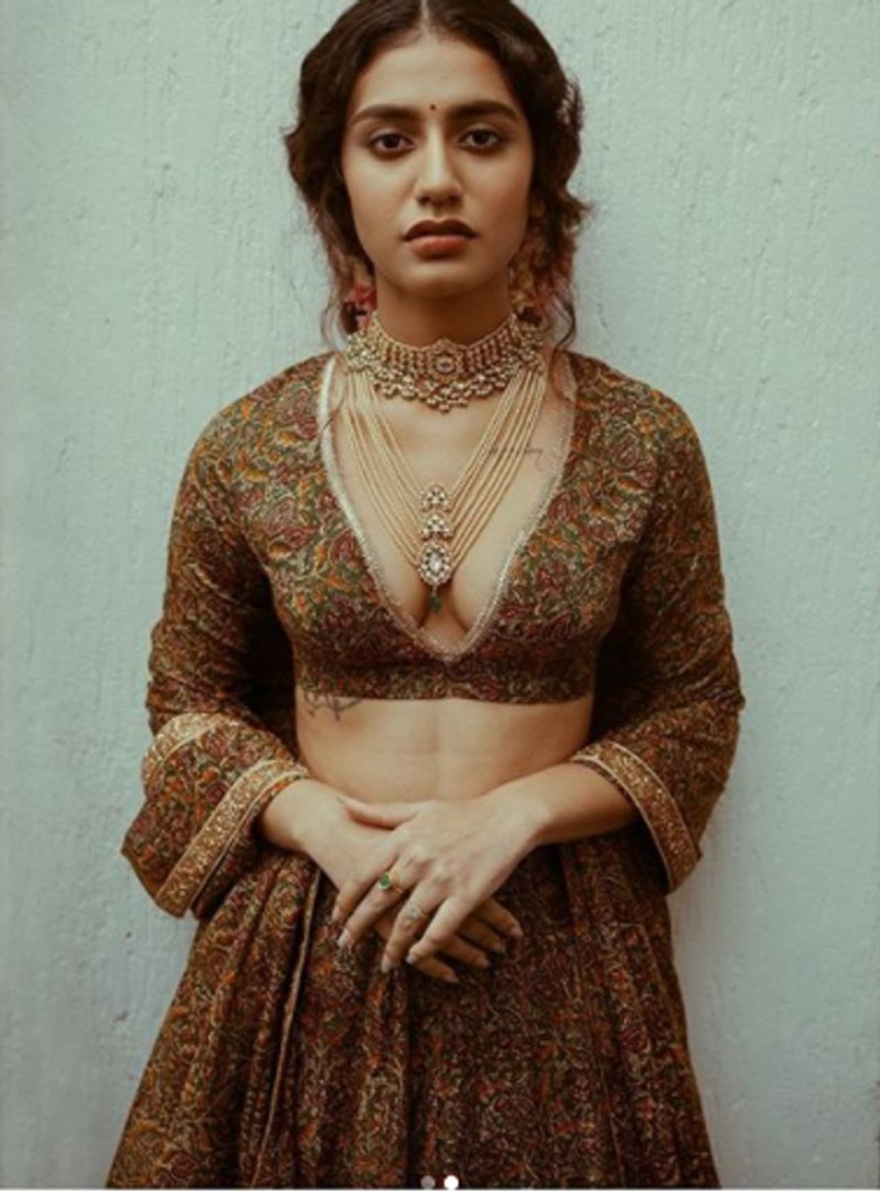 <p>ഇപ്പോഴിതാ ഡീപ്പ്നെക്ക് ലെഹങ്കയിലുള്ള ഫോട്ടോഷൂട്ടാണ് പ്രിയ പങ്കുവച്ചിരിക്കുന്നത്. ലെഹങ്കയും ആഭരണങ്ങളും അണിഞ്ഞ് അതിസുന്ദരിയായാണ് താരം എത്തുന്നത്.(courtesy instagram photos) </p> <p>ഇപ്പോഴിതാ ഡീപ്പ്നെക്ക് ലെഹങ്കയിലുള്ള ഫോട്ടോഷൂട്ടാണ് പ്രിയ പങ്കുവച്ചിരിക്കുന്നത്. ലെഹങ്കയും ആഭരണങ്ങളും അണിഞ്ഞ് അതിസുന്ദരിയായാണ് താരം എത്തുന്നത്.(courtesy instagram photos) </p>