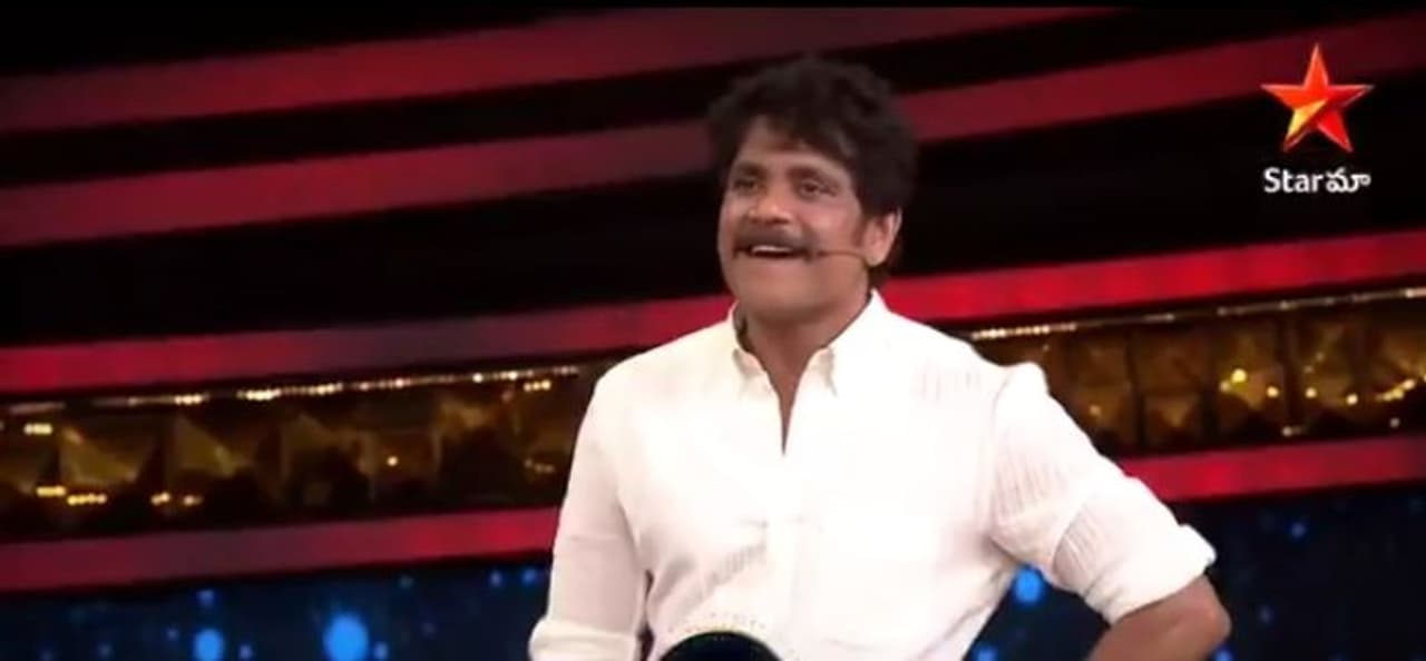 <p style="text align: justify;"><br />నాగార్జున ఇంటి సభ్యులతో డంబ్ షేరాడ్స్ ఆడించాడు. ఇందులో భాగంగా కొన్ని పాప్యులర్ పాత్రలను వాళ్లకు కేటాయించాడు. ఊహలు గుసగుసలాడే టైటిల్ను సుజాతకు ఇచ్చిన నాగార్జున... అభిజిత్ను వరల్డ్ ఫేమస్ లవర్గా ప్రకటించాడు. అభిజిత్ మరియు ఆరియానా కలిసి డ్యాన్స్ చేశాడు. </p> <p style="text align: justify;"><br />నాగార్జున ఇంటి సభ్యులతో డంబ్ షేరాడ్స్ ఆడించాడు. ఇందులో భాగంగా కొన్ని పాప్యులర్ పాత్రలను వాళ్లకు కేటాయించాడు. ఊహలు గుసగుసలాడే టైటిల్ను సుజాతకు ఇచ్చిన నాగార్జున... అభిజిత్ను వరల్డ్ ఫేమస్ లవర్గా ప్రకటించాడు. అభిజిత్ మరియు ఆరియానా కలిసి డ్యాన్స్ చేశాడు. </p>