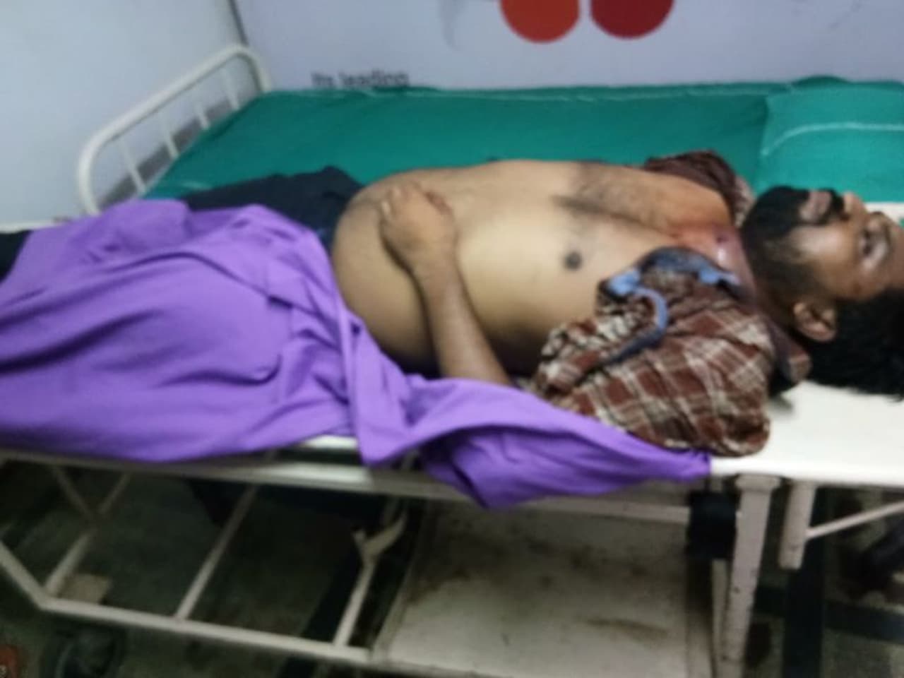 <p> పోలీసు కమిషనర్ ఆఫీసులో పనిచేస్తున్న మహేష్ అనే యువకుడిని దుండగులు విజయవాడలో కాల్చి చంపిన విషయం తెలిసిందే. భార్యతో అతను విడాకులు తీసుకుని విజయవాడలోని ఓ మహిళా డాక్టరుతో ప్రేమవ్యవహారం సాగిస్తున్నట్లు తెలుస్తోంది. మహేష్ కు సోదరి వరుస అయ్యే ఓ మహిళ గుంటూరుకు చెందిన ఓ వివాహితుడితో ప్రేమాయణం సాగిస్తున్నట్లు తెలుస్తోంది. దానికి మహేష్ సాయం చేస్తున్నట్లు సమాచారం. </p> <p> పోలీసు కమిషనర్ ఆఫీసులో పనిచేస్తున్న మహేష్ అనే యువకుడిని దుండగులు విజయవాడలో కాల్చి చంపిన విషయం తెలిసిందే. భార్యతో అతను విడాకులు తీసుకుని విజయవాడలోని ఓ మహిళా డాక్టరుతో ప్రేమవ్యవహారం సాగిస్తున్నట్లు తెలుస్తోంది. మహేష్ కు సోదరి వరుస అయ్యే ఓ మహిళ గుంటూరుకు చెందిన ఓ వివాహితుడితో ప్రేమాయణం సాగిస్తున్నట్లు తెలుస్తోంది. దానికి మహేష్ సాయం చేస్తున్నట్లు సమాచారం. </p>