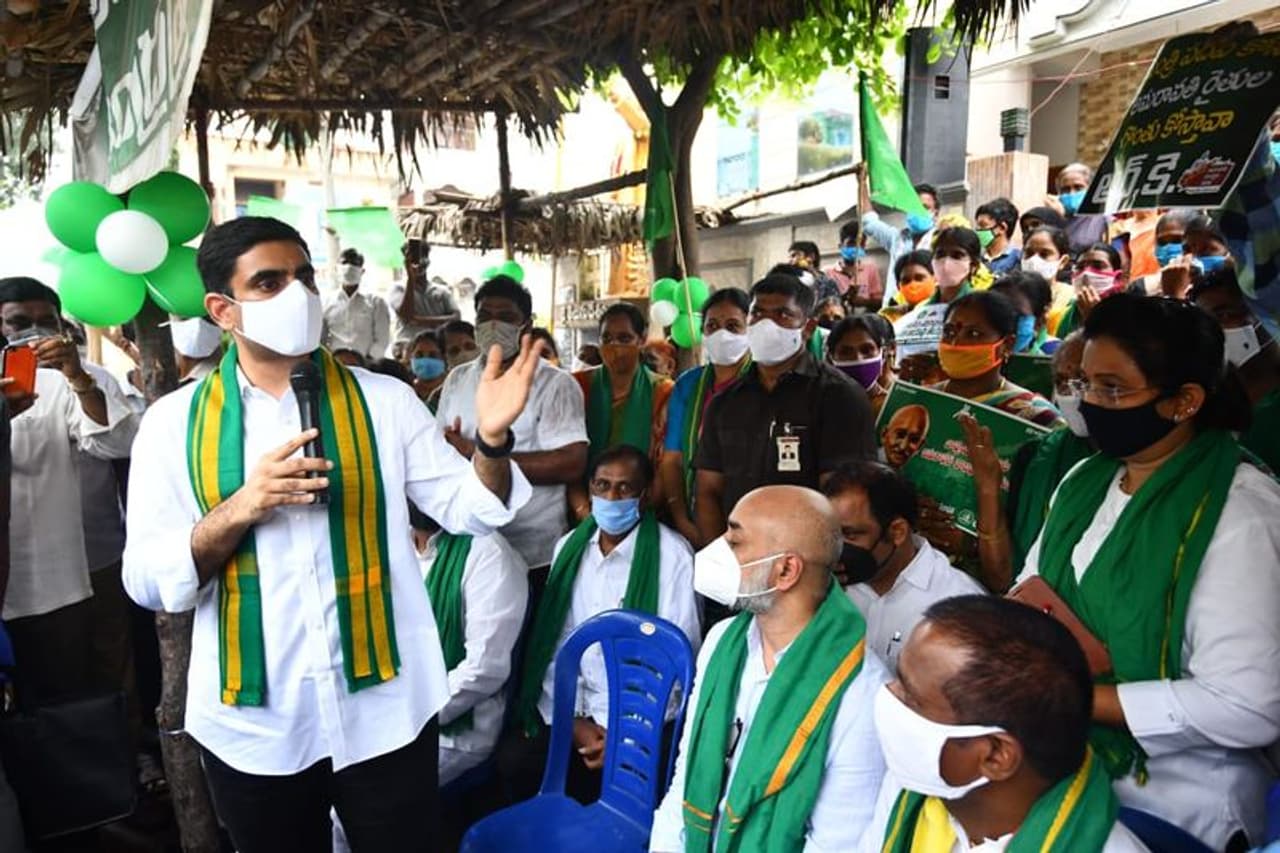 <p>అమరావతి: వైసిపి ప్రభుత్వం అమరావతి నుండి రాజధానిని తరలించాలన్న నిర్ణయాన్ని వ్యతిరేకిస్తూ ఆ ప్రాంత ప్రజలు, రైతులు, మహిళలు చేపట్టిన ఆందోళన &nbsp;300ల రోజులకు చేరుకుంది. &nbsp;ఈ సందర్భంగా &nbsp;టిడిపి జాతీయ ప్రధాన కార్యదర్శి నారా లోకేష్ అమరావతి ప్రాంతాల్లో పర్యటించి రాజధాని ఉద్యమానికి మద్దతు ప్రకటించారు.&nbsp;</p>