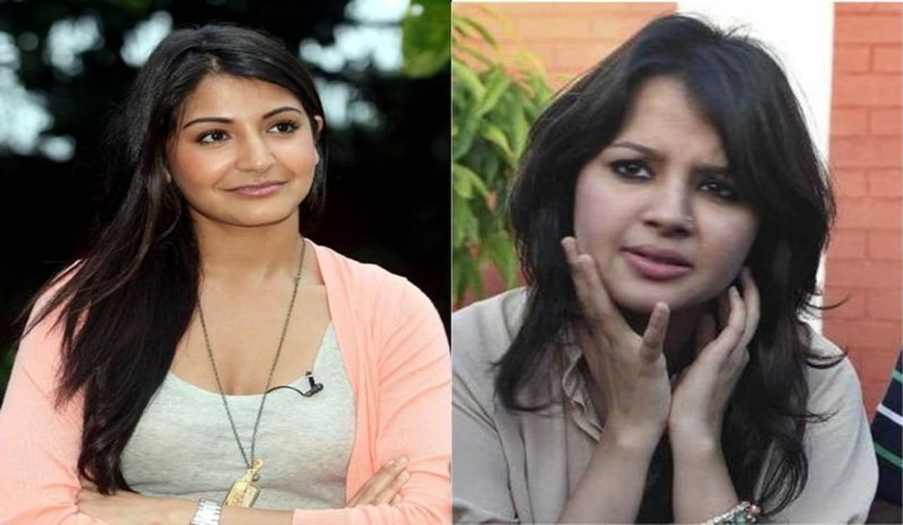 <p style="text align: justify;">ಸೆಲೆಬ್ರಿಟಿಗಳು ತಮ್ಮ ನಿಜ ಜೀವನಕ್ಕೆ ಹೋಲಿಸಿದರೆ ತೆರೆಯ ಮೇಲೆ ವಿಭಿನ್ನವಾಗಿ ಕಾಣುತ್ತಾರೆ. ಮೇಕಪ್ ಅವರಿಗೆ ಹೊಸ ಲುಕ್‌ ನೀಡುತ್ತದೆ. ಯಾವುದೇ ಮೇಕಪ್ ಇಲ್ಲದೆ ಸಂಪೂರ್ಣವಾಗಿ ವಿಭಿನ್ನವಾಗಿ ಕಾಣುವ ಭಾರತೀಯ ಕ್ರಿಕೆಟಿಗರ ಪತ್ನಿಯರ ಕೆಲವು ರಿಯಲ್‌ ಫೋಟೋಗಳು ಇಲ್ಲಿವೆ.&nbsp;</p>