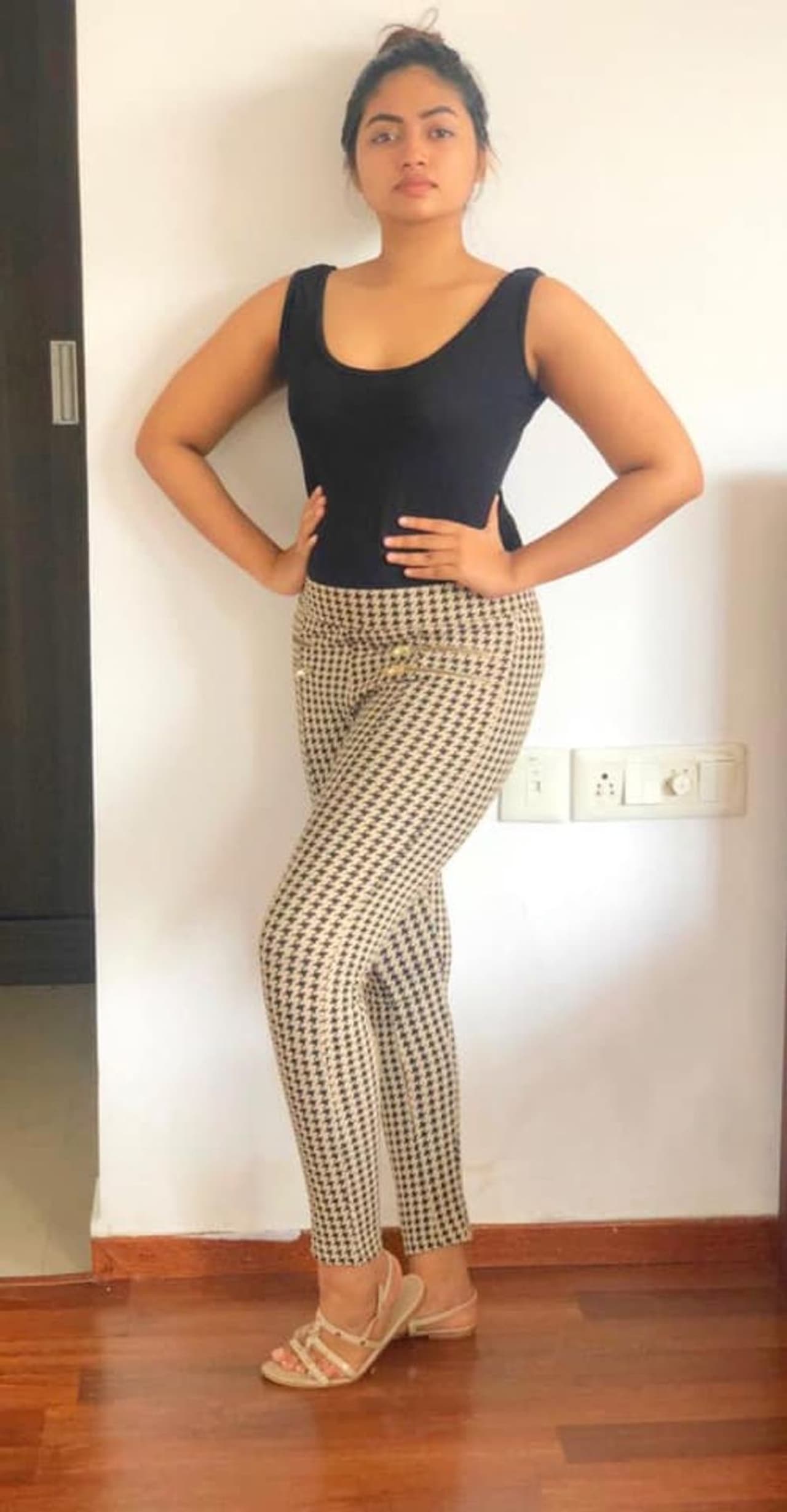 <p>ഷാലിന് പങ്കുവച്ച ഏറ്റവും പുതിയ ചിത്രങ്ങളും ഏറെ ശ്രദ്ധ നേടിയിരിക്കുകയാണ്. ഗ്ലാമര് വേഷത്തില് സ്റ്റൈലിഷ് ലുക്കിലാണ് താരം ചിത്രത്തിൽ പ്രത്യക്ഷപ്പെടുന്നത്. </p> <p>ഷാലിന് പങ്കുവച്ച ഏറ്റവും പുതിയ ചിത്രങ്ങളും ഏറെ ശ്രദ്ധ നേടിയിരിക്കുകയാണ്. ഗ്ലാമര് വേഷത്തില് സ്റ്റൈലിഷ് ലുക്കിലാണ് താരം ചിത്രത്തിൽ പ്രത്യക്ഷപ്പെടുന്നത്. </p>