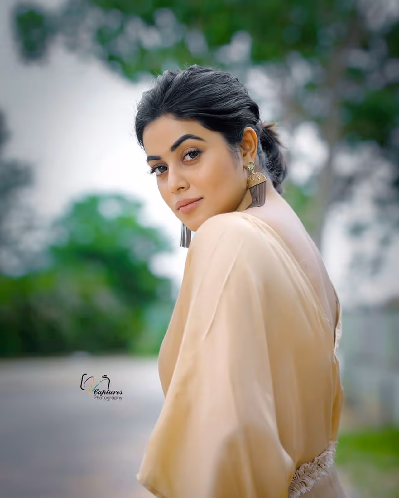 <p>గతేడాది `సువర్ణ సుందరి`లో మెరిసన ఈ సెక్సీ భామ ప్రస్తుతం నంది అవార్డు గ్రహీత కర్రి బాలాజీ దర్శకత్వంలో `బ్యాక్‌ డోర్‌` పేరుతో తెరకెక్కుతున్న చిత్రంలో హీరోయిన్‌గా&nbsp;నటిస్తుంది.&nbsp;</p>