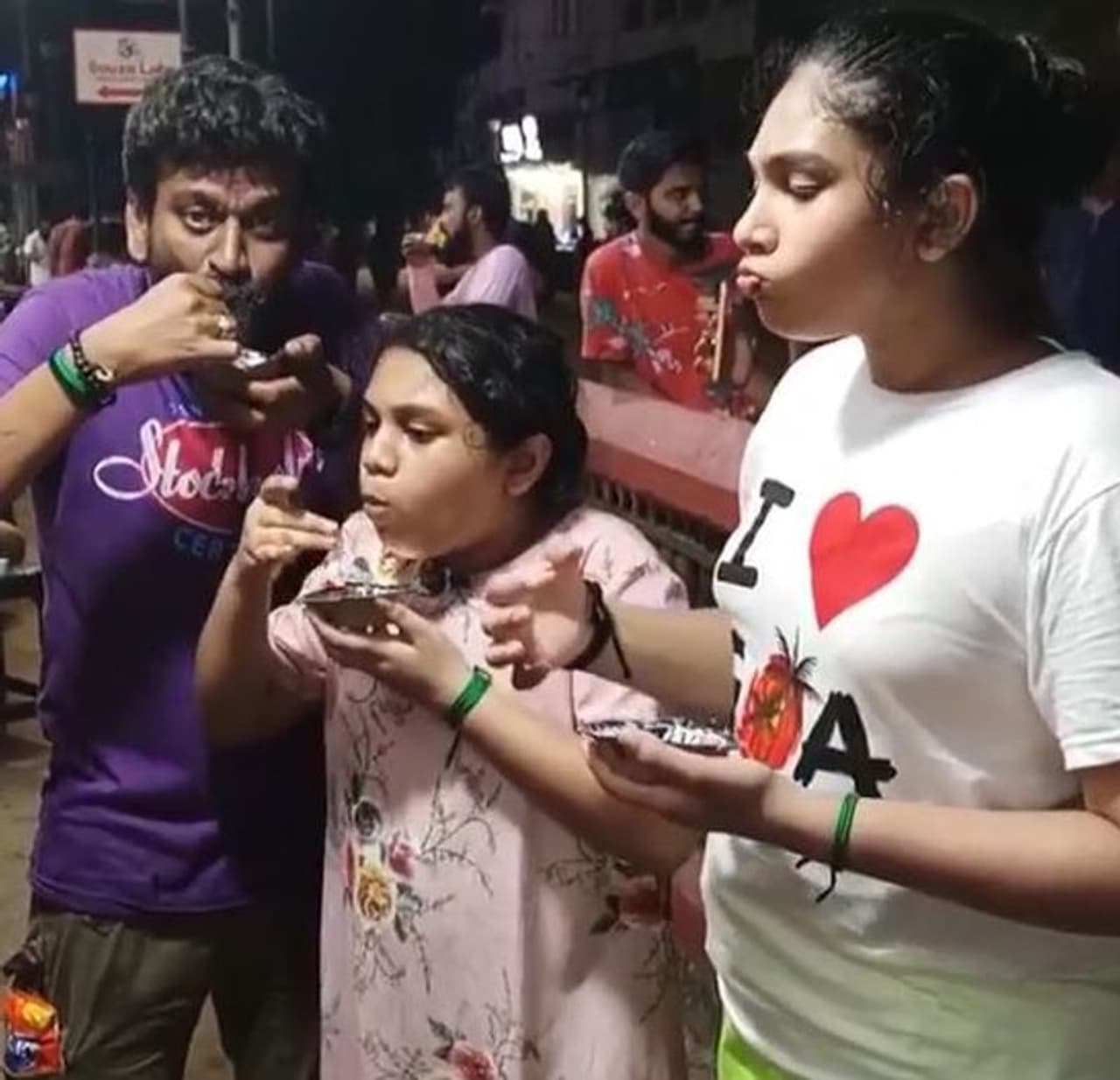 <p>வனிதா விஜயகுமார் சமீபத்தில் தன்னுடைய 40 ஆவது பிறந்தநாளை காதல் கணவர் பீட்டர் பால் மற்றும் இரண்டு மகள்களுடன் கோவாவில் குதூகலமாக கொண்டாடி மகிழ்ந்துள்ளார்.</p> <p>வனிதா விஜயகுமார் சமீபத்தில் தன்னுடைய 40 ஆவது பிறந்தநாளை காதல் கணவர் பீட்டர் பால் மற்றும் இரண்டு மகள்களுடன் கோவாவில் குதூகலமாக கொண்டாடி மகிழ்ந்துள்ளார்.</p>