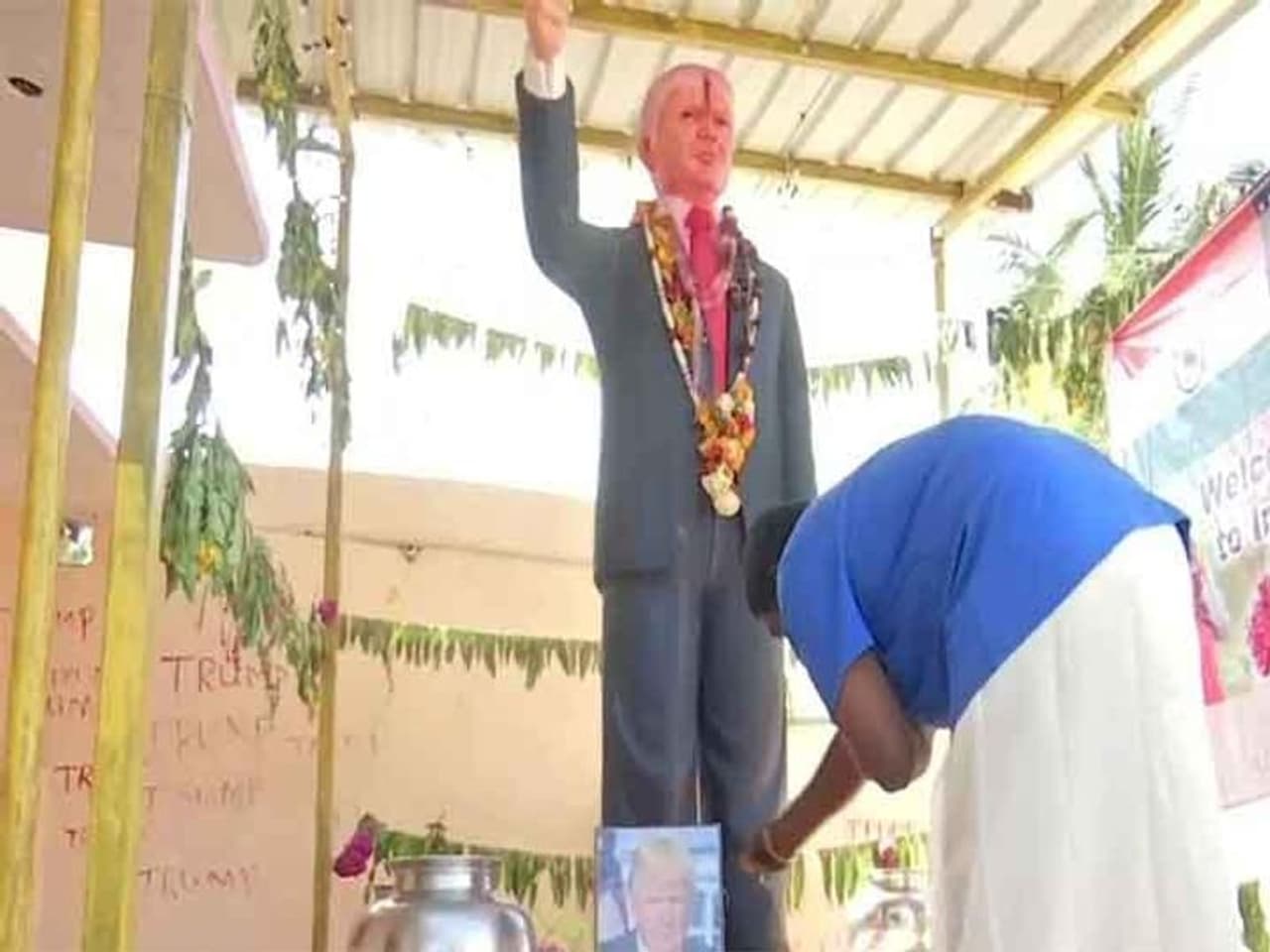 <p>ಟ್ರಂಪ್ ಕೊರೋನಾದಿಂದ ಶೀಘ್ರವಾಗಿ ಚೇತರಿಕೆಯಾಗಲಿ ಎಂದು ಪ್ರತಿನಿತ್ಯ ಪ್ರಾರ್ಥನೆ, ವ್ರತ ಮತ್ತು ಉಪವಾಸ ಮಾಡುತ್ತಿದ್ದ ಬುಸ್ಸಾ ಕೃಷ್ಣ ಸಾವನ್ನಪ್ಪಿದ್ದಾರೆ.</p> <p>ಟ್ರಂಪ್ ಕೊರೋನಾದಿಂದ ಶೀಘ್ರವಾಗಿ ಚೇತರಿಕೆಯಾಗಲಿ ಎಂದು ಪ್ರತಿನಿತ್ಯ ಪ್ರಾರ್ಥನೆ, ವ್ರತ ಮತ್ತು ಉಪವಾಸ ಮಾಡುತ್ತಿದ್ದ ಬುಸ್ಸಾ ಕೃಷ್ಣ ಸಾವನ್ನಪ್ಪಿದ್ದಾರೆ.</p>