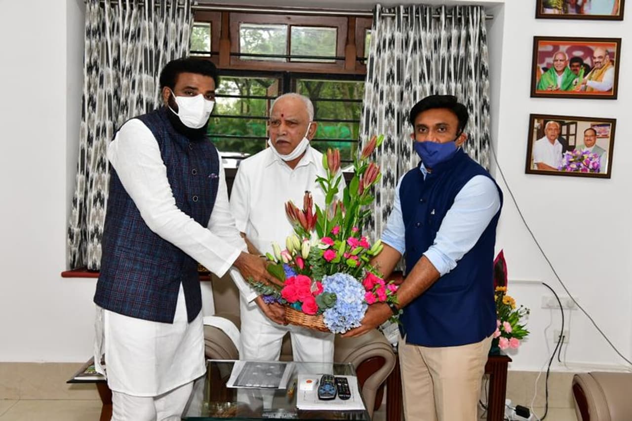 <p>ಮುಖ್ಯಮಂತ್ರಿ ಬಿ ಎಸ್ ಯಡಿಯೂರಪ್ಪ ಭೇಟಿ ಮಾಡಿದ ಶ್ರೀ ರಾಮುಲು, ಸಚಿವ ಸುಧಾಕರ್</p> <p>ಮುಖ್ಯಮಂತ್ರಿ ಬಿ ಎಸ್ ಯಡಿಯೂರಪ್ಪ ಭೇಟಿ ಮಾಡಿದ ಶ್ರೀ ರಾಮುಲು, ಸಚಿವ ಸುಧಾಕರ್</p>