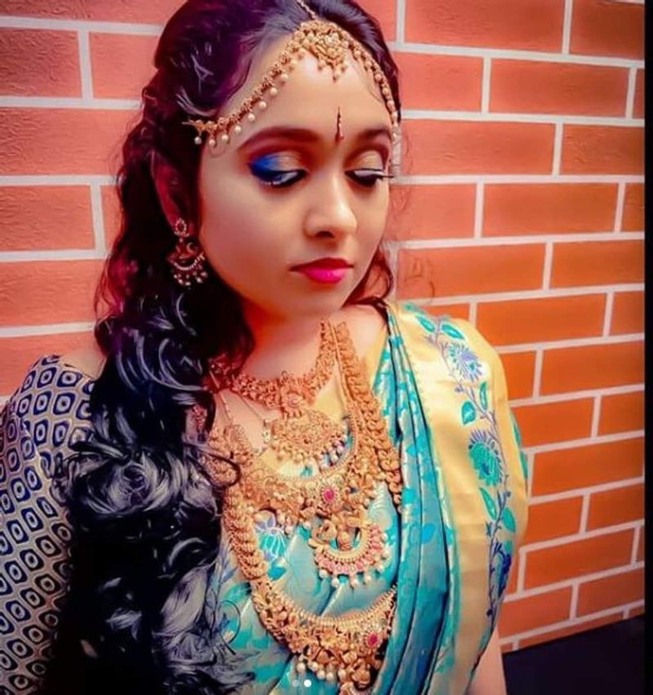 <p>சீரியலில் நடிக்க துவங்குவதற்கு முன்பே, ஒருவரை திருணம் செய்து கொண்டு, குழந்தை பிறந்த கையோடு அவரை விட்டு பிரிந்தவர். பின் 'வம்சம்' சீரியலில் நடிக்கும் வாய்ப்பு இவருக்கு கிடைத்தது. இதில் பிரபலமான இவருக்கு தொடர்ந்து பல சீரியல்களில் நடிக்கும் வாய்ப்புகள் வந்தன.</p> <p>சீரியலில் நடிக்க துவங்குவதற்கு முன்பே, ஒருவரை திருணம் செய்து கொண்டு, குழந்தை பிறந்த கையோடு அவரை விட்டு பிரிந்தவர். பின் 'வம்சம்' சீரியலில் நடிக்கும் வாய்ப்பு இவருக்கு கிடைத்தது. இதில் பிரபலமான இவருக்கு தொடர்ந்து பல சீரியல்களில் நடிக்கும் வாய்ப்புகள் வந்தன.</p>