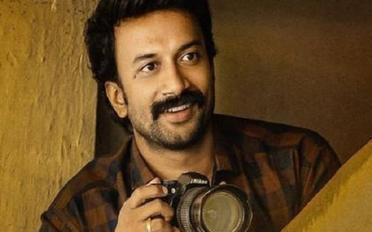 <p>తెలుగులో ఈ మధ్యకాలంలో సినిమా స్క్రీన్ పై తళుక్కున మెరుస్తున్న యువ విలక్షణ నటుడు సత్యదేవ్ గురించి వేరుగా చెప్పనవసరం లేదు. ఈమధ్య ఓటిటి లో విడుదలైన ఉమామహేశ్వర ఉగ్రారూపస్యతో బ్రహ్మాండమైన హిట్ ని సాధించిన ఈ వర్ధమాన నటుడు సినీవినీలాకాశంపై తనదైన ముద్రను వేసేందుకు తీవ్రంగా ప్రయత్నిస్తూనే ఉన్నాడు. </p> <p>తెలుగులో ఈ మధ్యకాలంలో సినిమా స్క్రీన్ పై తళుక్కున మెరుస్తున్న యువ విలక్షణ నటుడు సత్యదేవ్ గురించి వేరుగా చెప్పనవసరం లేదు. ఈమధ్య ఓటిటి లో విడుదలైన ఉమామహేశ్వర ఉగ్రారూపస్యతో బ్రహ్మాండమైన హిట్ ని సాధించిన ఈ వర్ధమాన నటుడు సినీవినీలాకాశంపై తనదైన ముద్రను వేసేందుకు తీవ్రంగా ప్రయత్నిస్తూనే ఉన్నాడు. </p>