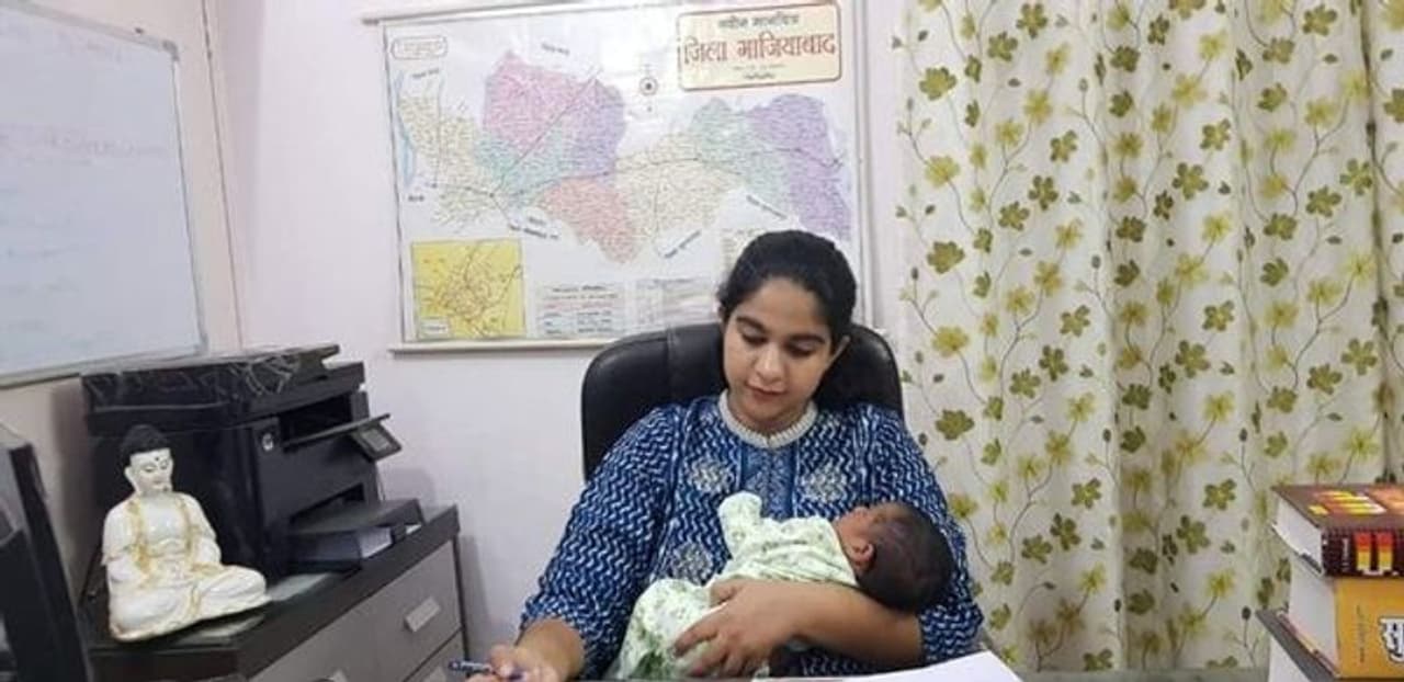 <p><br />ಐಎಎಸ್ ಅಧಿಕಾರಿ ಹೆರಿಗೆಯಾದ 14 ದಿನಕ್ಕೆ ಕರ್ತವ್ಯಕ್ಕೆ ಹಾಜರು</p>