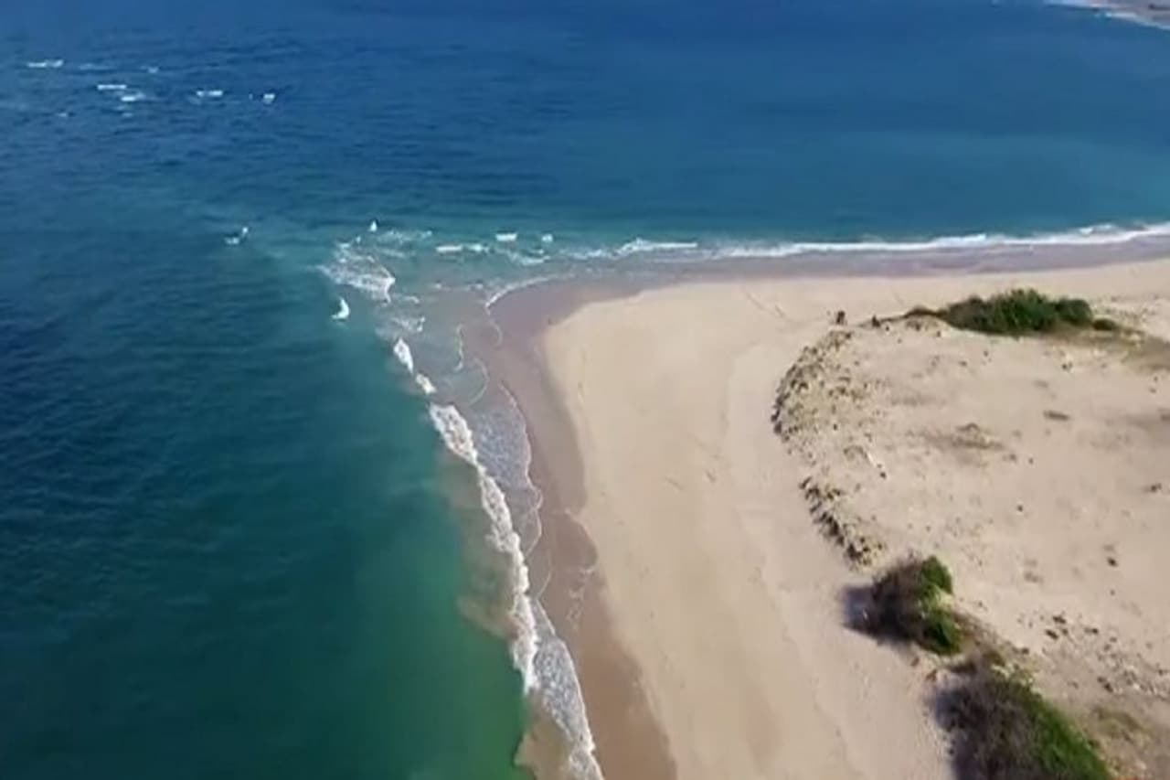 <h4><span style="font size:16px;"><strong>ശിവ്‍രാജ്‍പ്പൂര്‍&nbsp; (ദ്വാരക, ഗുജറാത്ത്)</strong></span></h4><p>&nbsp;</p><p>പോര്‍ബന്തറിന് 111 കിലോ മീറ്റര്‍ വടക്കാണ് ശിവപ്പൂര്‍ കടല്‍ത്തീരം. ഗള്‍ഫ് ഓഫ് കച്ചിലേക്ക് കയറുന്നതിന് മുമ്പുള്ള തെക്കന്‍ തീരമാണ് ശിവപ്പൂര്‍. പഞ്ചാരമണലിന് പേരുകേട്ട ഗുജറാത്തിലെ തീരങ്ങളിലൊന്ന്.&nbsp; കാര്യമായ വികസനം ഈ തീരത്തെത്തിയിട്ടില്ല. സംസ്ഥാന ഹൈവേ 6 A ശിവപ്പൂര്‍ വഴി കടന്നുപോകുന്ന റോഡാണ്. ഇന്ത്യയുടെ വടക്ക് പടിഞ്ഞാറന്‍ തീരമാണ് ശിവ്‍രാജ്പ്പൂര്‍ ബിച്ച്.&nbsp;&nbsp;<br />&nbsp;</p>