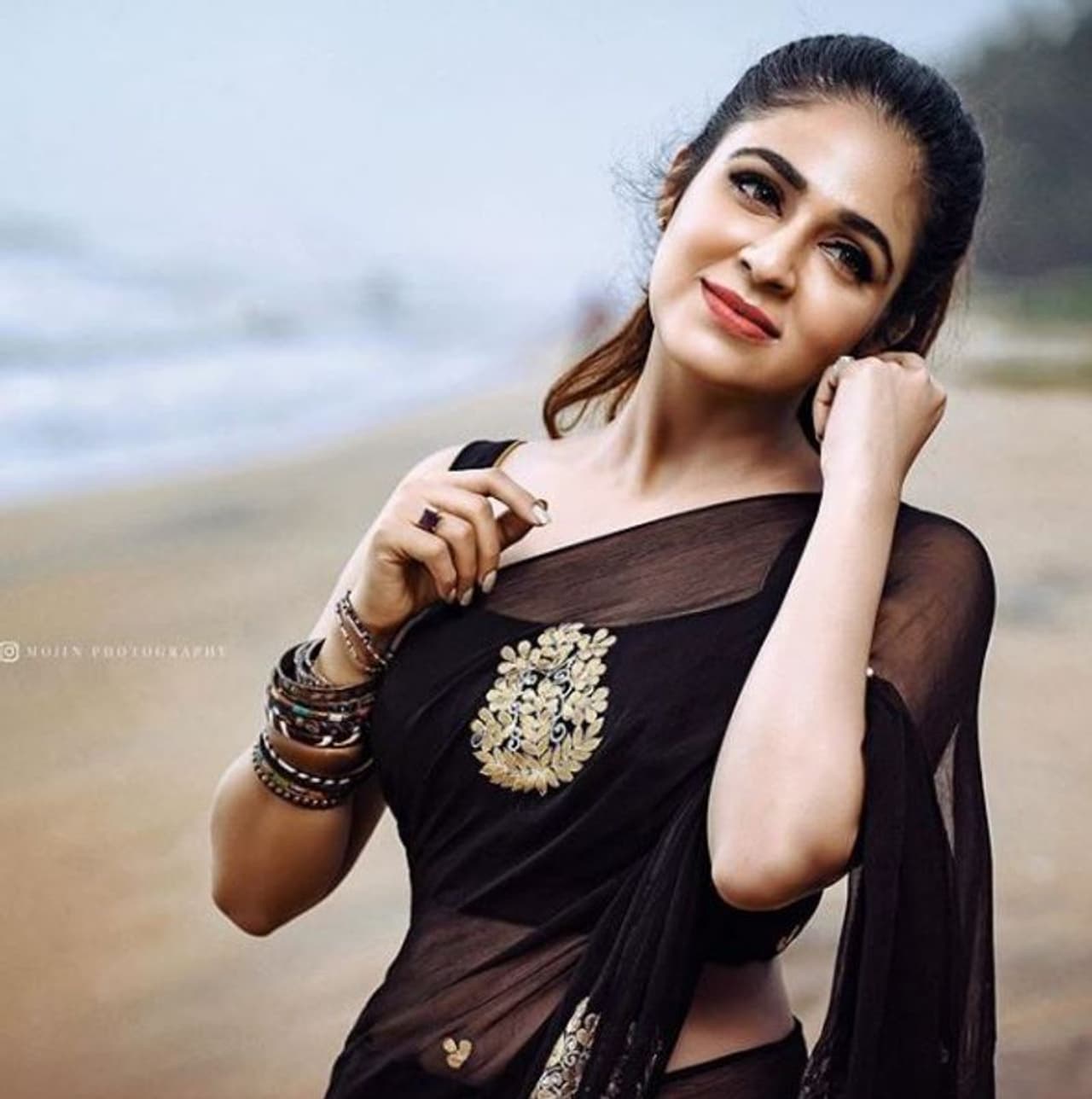 <p>கருப்பு நிற சேலையில் கவர்ந்திழுக்கும் தேவதை </p> <p>கருப்பு நிற சேலையில் கவர்ந்திழுக்கும் தேவதை </p>