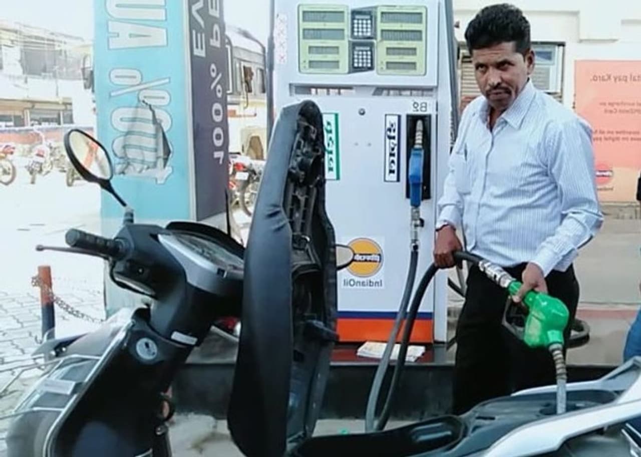 <p>అంతర్జాతీయ మార్కెట్లో 31 రూపాయల పెట్రోల్ కోసం మనం ఇక్కడ రూ. 89 చెల్లిస్తున్నాం. ముడి చమురు ధర తగ్గినప్పటికీ మన దేశంలో పెట్రోల్, డీజిల్ ధర తగ్గదు. </p><p>ఫిబ్రవరి 16న దేశ రాజధాని ఢీల్లీలో ఒక లీటర్ పెట్రోల్ ధర<br /> <br />బేస్ ధర / ఫ్యాక్టరీ ధర 31.82 రూపాయలు<br />సరుకు రవాణా (రవాణా ఖర్చులు) 0.28 రూపాయలు<br />ఎక్సైజ్ డ్యూటీ 32.90 రూపాయలు<br />డీలర్ కమిషన్ 3.68 రూపాయలు<br />వ్యాట్ (డీలర్ కమీషన్తో) 20.61 రూపాయలు<br />వినియోగదారుడి ధర రూ .89.29</p> <p>అంతర్జాతీయ మార్కెట్లో 31 రూపాయల పెట్రోల్ కోసం మనం ఇక్కడ రూ. 89 చెల్లిస్తున్నాం. ముడి చమురు ధర తగ్గినప్పటికీ మన దేశంలో పెట్రోల్, డీజిల్ ధర తగ్గదు. </p><p>ఫిబ్రవరి 16న దేశ రాజధాని ఢీల్లీలో ఒక లీటర్ పెట్రోల్ ధర<br /> <br />బేస్ ధర / ఫ్యాక్టరీ ధర 31.82 రూపాయలు<br />సరుకు రవాణా (రవాణా ఖర్చులు) 0.28 రూపాయలు<br />ఎక్సైజ్ డ్యూటీ 32.90 రూపాయలు<br />డీలర్ కమిషన్ 3.68 రూపాయలు<br />వ్యాట్ (డీలర్ కమీషన్తో) 20.61 రూపాయలు<br />వినియోగదారుడి ధర రూ .89.29</p>