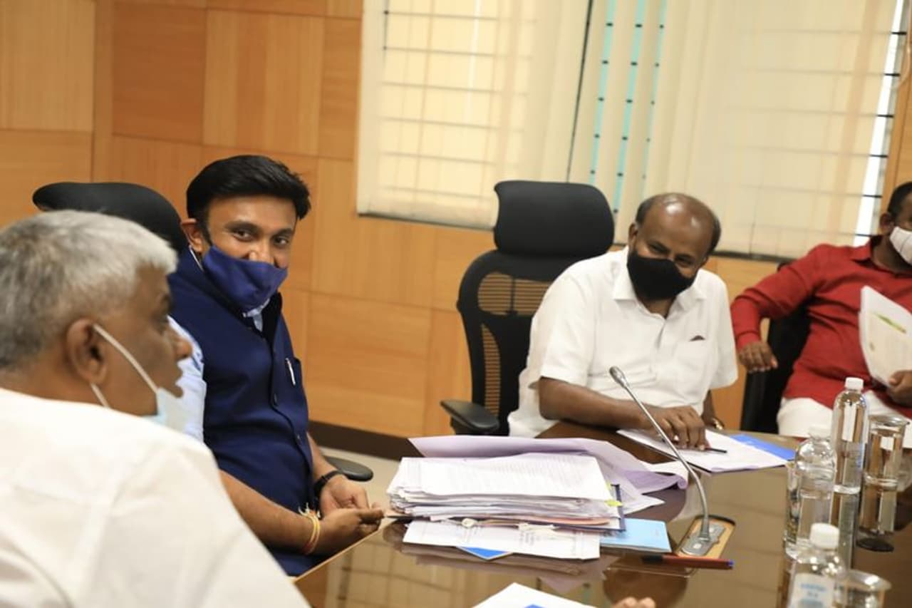 <p>ರಾಜಕೀಯ ಬದ್ಧ ವೈರಿ ಇದ್ದಲ್ಲಿಯೇ ಹೋಗಿ ಭೇಟಿಯಾದ ಕುಮಾರಸ್ವಾಮಿ, ರೇವಣ್ಣ</p> <p>ರಾಜಕೀಯ ಬದ್ಧ ವೈರಿ ಇದ್ದಲ್ಲಿಯೇ ಹೋಗಿ ಭೇಟಿಯಾದ ಕುಮಾರಸ್ವಾಮಿ, ರೇವಣ್ಣ</p>