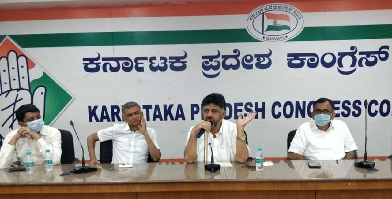 <p>ಬಿಜೆಪಿ ಸಂಸದರರೊಬ್ಬರ ಪುತ್ರ ಹಾಗೂ ಹಾಲಿ ಶಾಸಕರೊಬ್ಬರನ್ನು ಕಾಂಗ್ರೆಸ್ ಸೆಳೆಯುವಲ್ಲಿ ಡಿಕೆ ಶಿವಕುಮಾರ್ ಸಕ್ಸಸ್ ಆಗಿದ್ದಾರೆ.</p> <p>ಬಿಜೆಪಿ ಸಂಸದರರೊಬ್ಬರ ಪುತ್ರ ಹಾಗೂ ಹಾಲಿ ಶಾಸಕರೊಬ್ಬರನ್ನು ಕಾಂಗ್ರೆಸ್ ಸೆಳೆಯುವಲ್ಲಿ ಡಿಕೆ ಶಿವಕುಮಾರ್ ಸಕ್ಸಸ್ ಆಗಿದ್ದಾರೆ.</p>