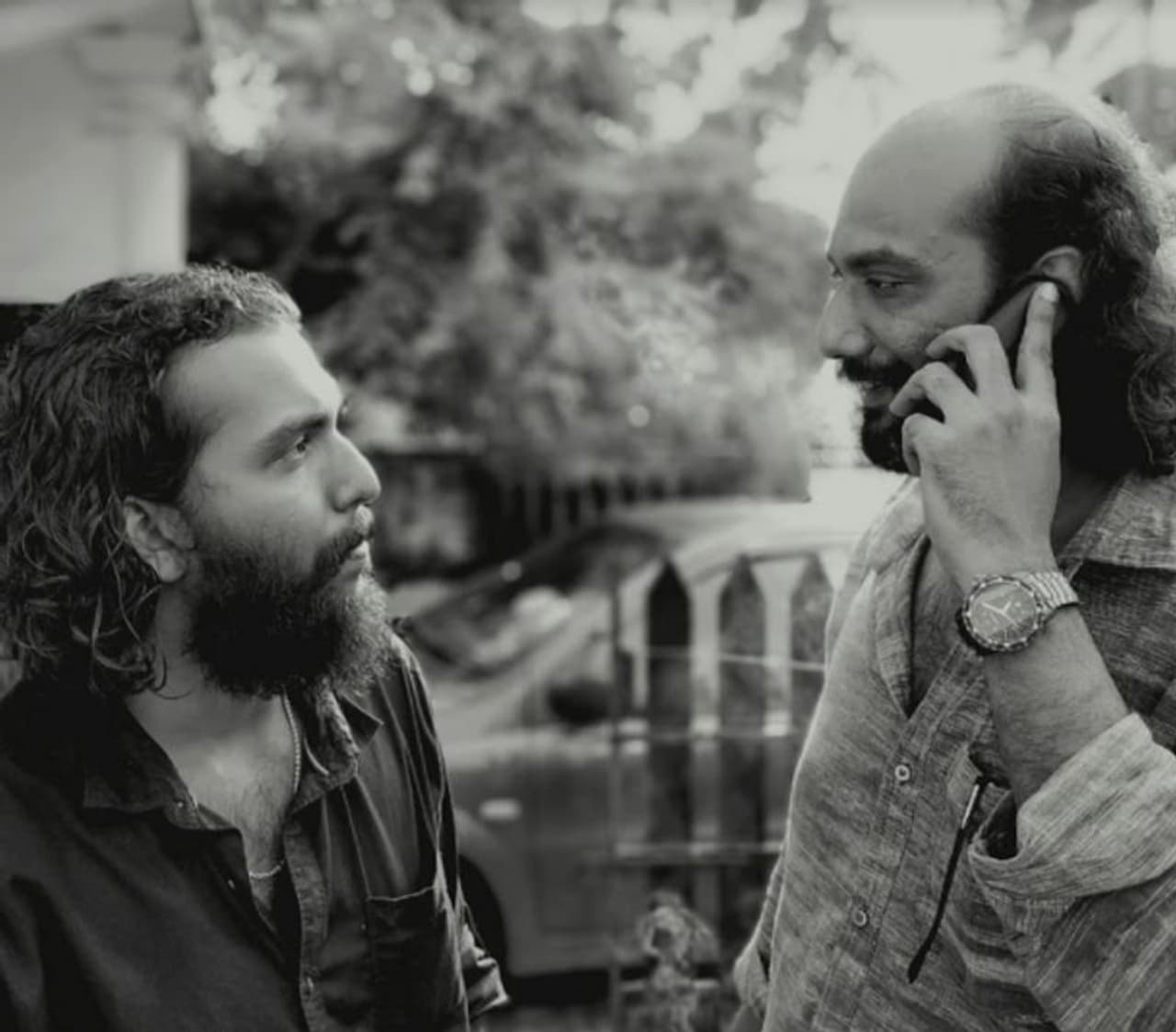 <p>ഷിനോസ് റഹ്മാൻ, സജാസ് റഹ്മാൻ എന്നീ സഹോദരങ്ങളാണ് ചിത്രം സംവിധാനം ചെയ്തത്.</p> <p>ഷിനോസ് റഹ്മാൻ, സജാസ് റഹ്മാൻ എന്നീ സഹോദരങ്ങളാണ് ചിത്രം സംവിധാനം ചെയ്തത്.</p>