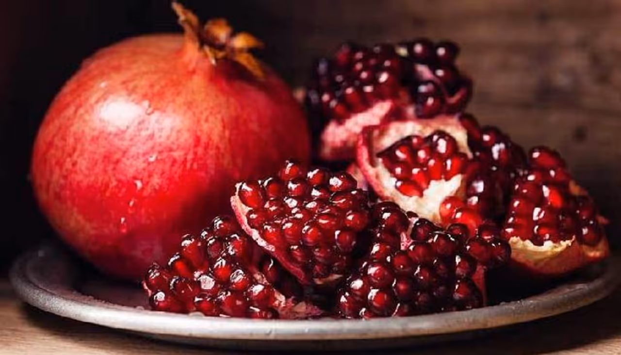 <p><strong>ഒന്ന്...</strong></p><p>&nbsp;</p><p>വിറ്റാമിന്‍ സിയും ആന്‍റിഓക്സിഡന്‍റുകളും ധാരാളം അടങ്ങിയ &nbsp;മാതളനാരങ്ങ സ്ഥിരമായി ഭക്ഷണത്തിന്റെ ഭാഗമാക്കിയാല്‍ രോഗപ്രതിരോധശേഷി വര്‍ധിക്കും.</p>