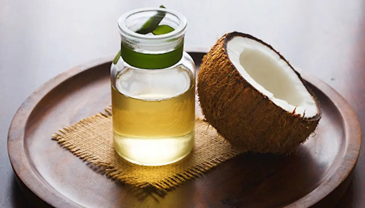 <p style="text align: justify;">വെളിച്ചെണ്ണ പ്രകൃതിദത്ത മോയ്സ്ചുറൈസറാണ്. ആരോഗ്യകരമായ ഫാറ്റി ആസിഡുകൾ വെളിച്ചെണ്ണയിൽ അടങ്ങിയിട്ടുണ്ട്. ഇത് ചുണ്ടുകളെ കൂടുതൽ മൃദുവാക്കാൻ സഹായിക്കുന്നു. ദിവസവും രണ്ട് ടീസ്പൂൺ വെളിച്ചെണ്ണ ഉപയോഗിച്ച് ചുണ്ടുകൾ മസാജ് ചെയ്യുന്നത് വരണ്ട് പൊട്ടുന്നത് തടയാൻ ഏറെ നല്ലതാണ്.</p> <p style="text align: justify;">വെളിച്ചെണ്ണ പ്രകൃതിദത്ത മോയ്സ്ചുറൈസറാണ്. ആരോഗ്യകരമായ ഫാറ്റി ആസിഡുകൾ വെളിച്ചെണ്ണയിൽ അടങ്ങിയിട്ടുണ്ട്. ഇത് ചുണ്ടുകളെ കൂടുതൽ മൃദുവാക്കാൻ സഹായിക്കുന്നു. ദിവസവും രണ്ട് ടീസ്പൂൺ വെളിച്ചെണ്ണ ഉപയോഗിച്ച് ചുണ്ടുകൾ മസാജ് ചെയ്യുന്നത് വരണ്ട് പൊട്ടുന്നത് തടയാൻ ഏറെ നല്ലതാണ്.</p>