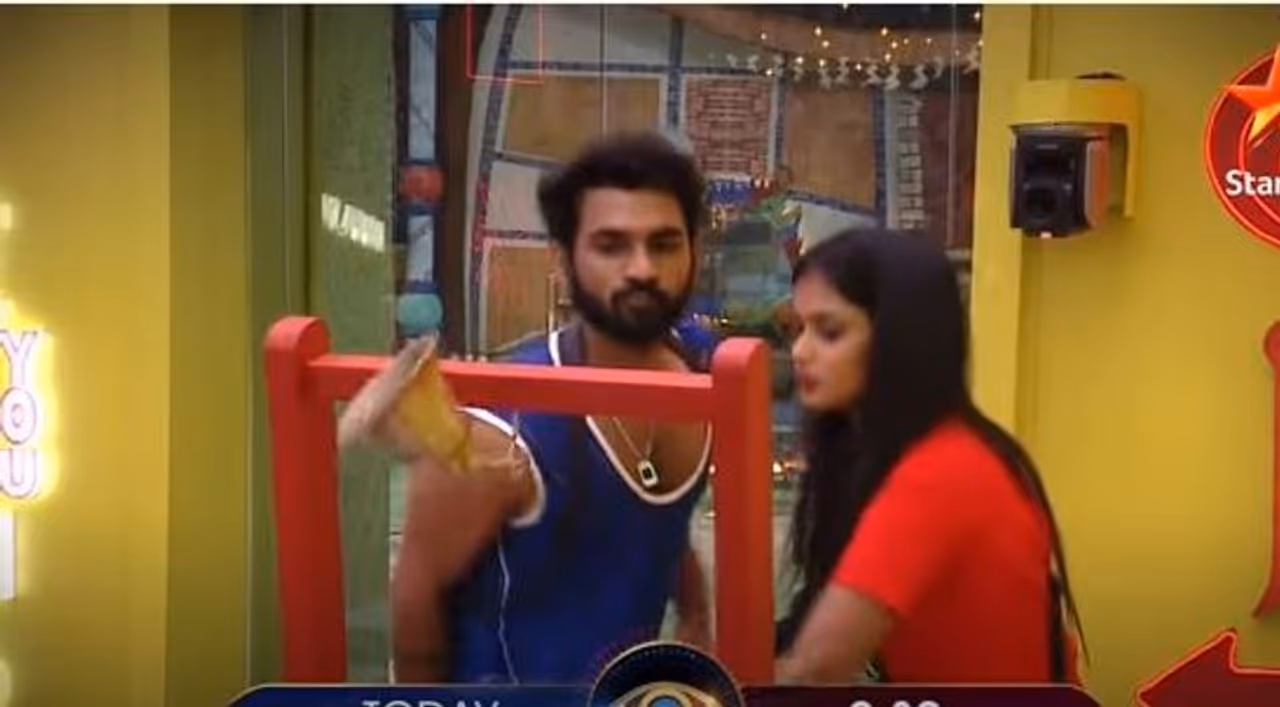 <p>బిగ్బాస్ నాల్గో సీజన్ 37వ రోజు కాస్త సందడిగా సాగింది. మొదటగా మార్నింగ్ సాంగ్తో ప్రారంభం కాగా, ఆ తర్వాత అఖిల్ తాను ఒంటరి అని, తనకు ఎవరూ సపోర్ట్ చేయడం లేదని దివి ముందు వాపోయాడు. </p> <p>బిగ్బాస్ నాల్గో సీజన్ 37వ రోజు కాస్త సందడిగా సాగింది. మొదటగా మార్నింగ్ సాంగ్తో ప్రారంభం కాగా, ఆ తర్వాత అఖిల్ తాను ఒంటరి అని, తనకు ఎవరూ సపోర్ట్ చేయడం లేదని దివి ముందు వాపోయాడు. </p>