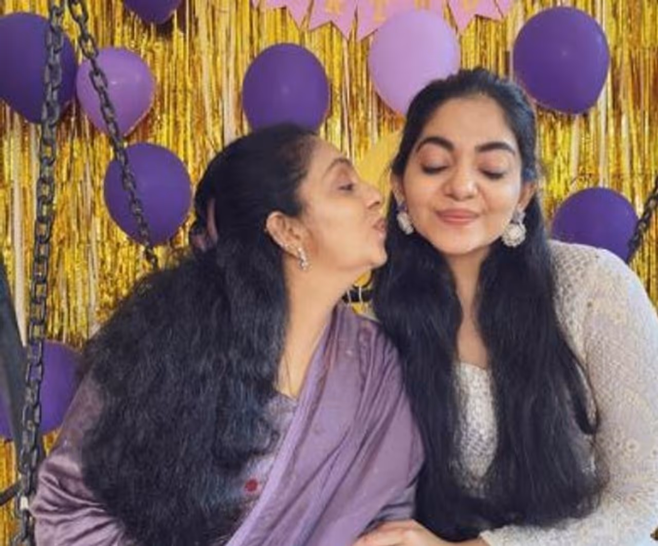 <p>തനിക്ക് വയസ്സ് ഇത്രയുമായെന്ന് വിശ്വസിക്കാനാവുന്നില്ല എന്ന കുറിപ്പോടെയാണ് അഹാന ചിത്രങ്ങള് പങ്കുവച്ചത്. </p> <p>തനിക്ക് വയസ്സ് ഇത്രയുമായെന്ന് വിശ്വസിക്കാനാവുന്നില്ല എന്ന കുറിപ്പോടെയാണ് അഹാന ചിത്രങ്ങള് പങ്കുവച്ചത്. </p>